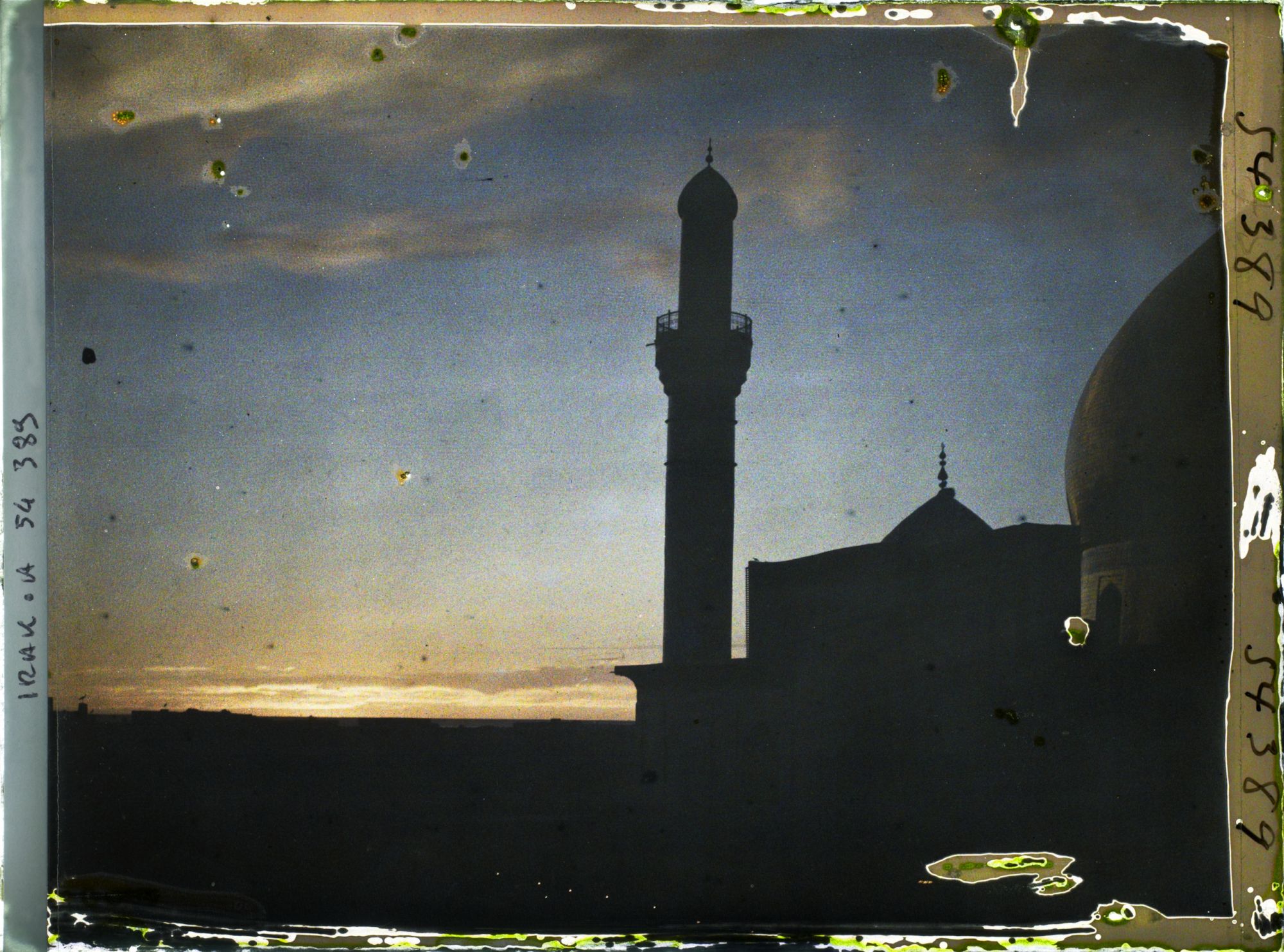 Image représentant La Mosquée d'Or, mausolée d'Ali al-Hadi et de Hasan al-Askari, au crépuscule