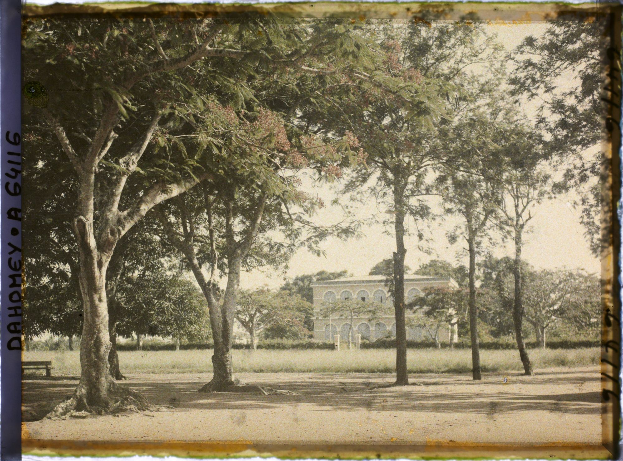 Image représentant L'avenue du Trésor, vue vers la Poste ?