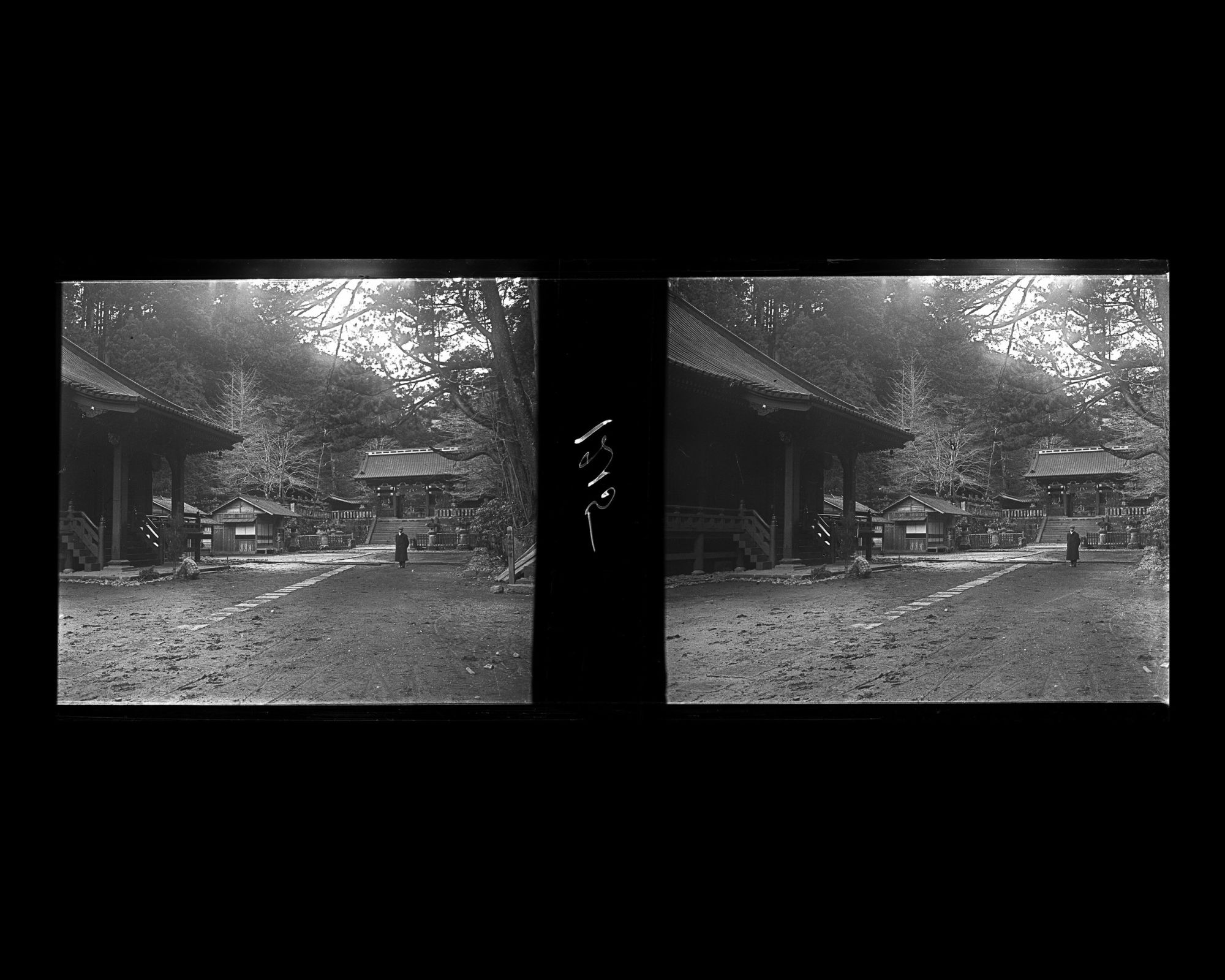 Image représentant Le Futatsu-do avec la Niô-mon (Porte des " Rois Deva ") du sanctuaire Daiyûin-byô à l'arrière-plan