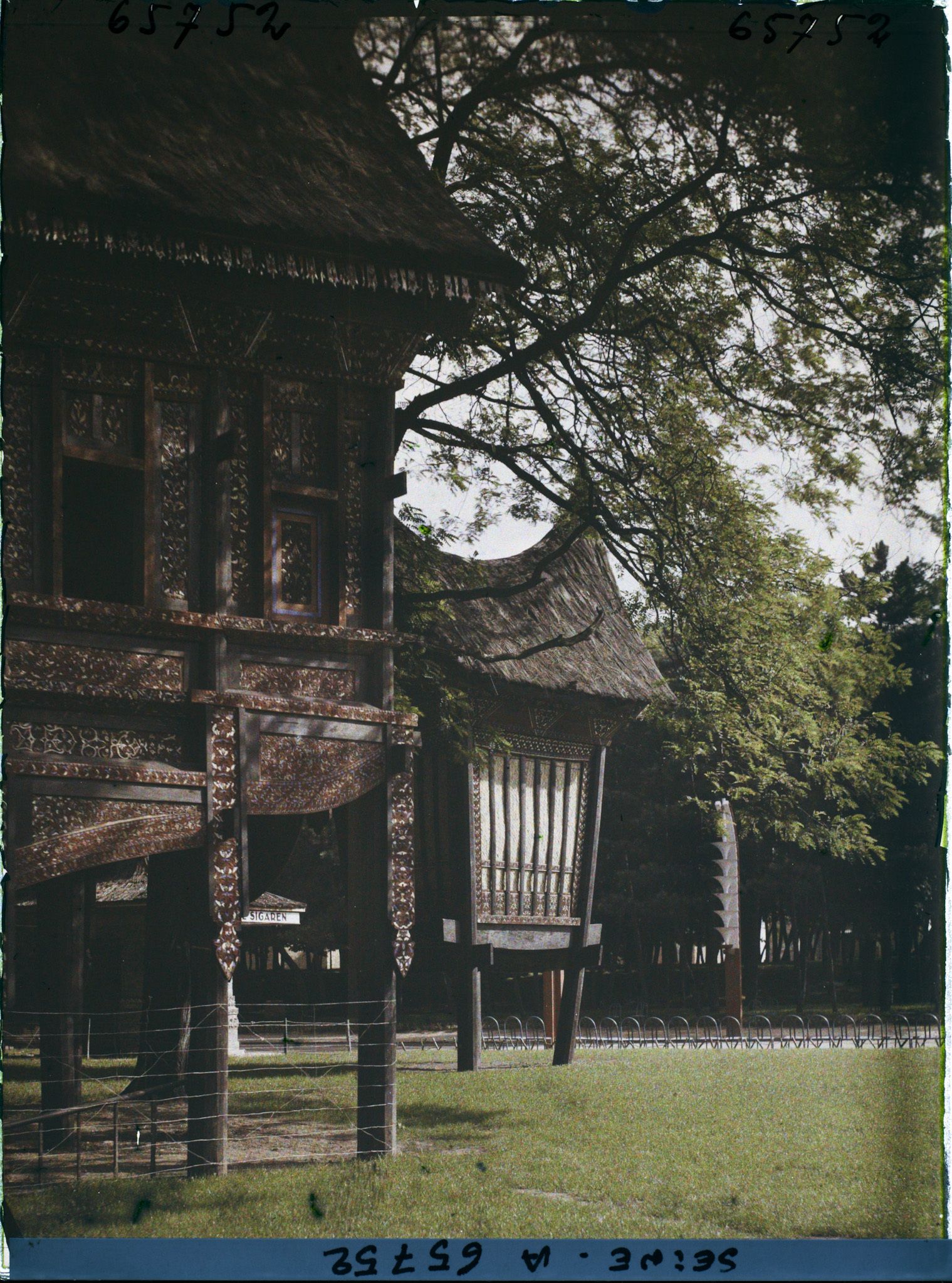 Image représentant L'Exposition Coloniale Internationale de 1931, pavillons de la section Indes neerlandaises