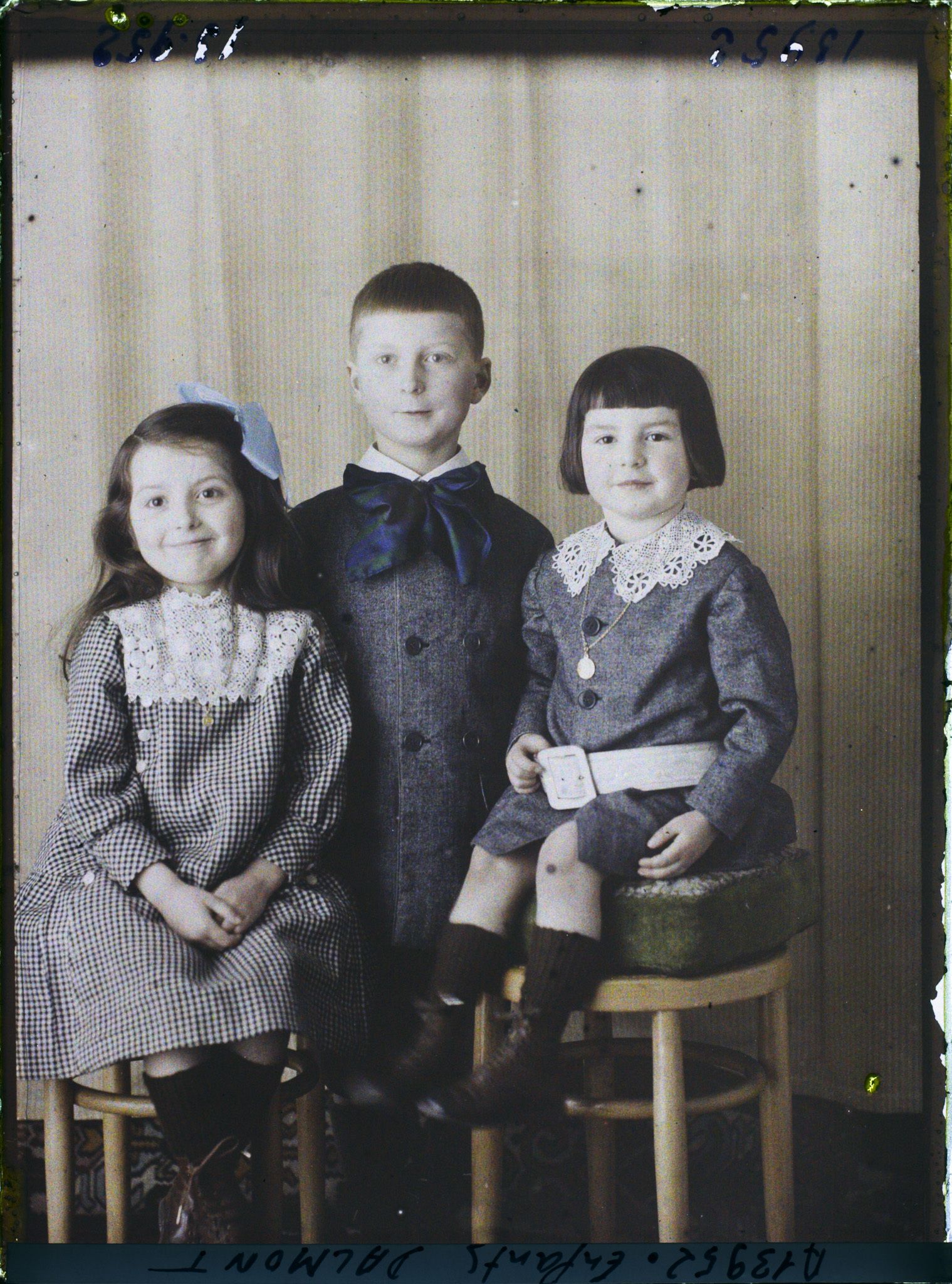 Image représentant Les  https://musee-albert-kahn.s-museum.fr/home/NWQ2OTAwYzNmYjZlZTk1ZWQwODJmMjY4L2dlbmVyaWMtbm90aWNlLXRhYi9hdXRob3JpdHkvNjE3YTc5ZjVjZjhiODk2OGIzMzM3ZDIx/5d6900c3fb6ee95ed082f268/generic-notice-tab/authority/617a79ebcf8b8968b3336b20 enfants Dalmont