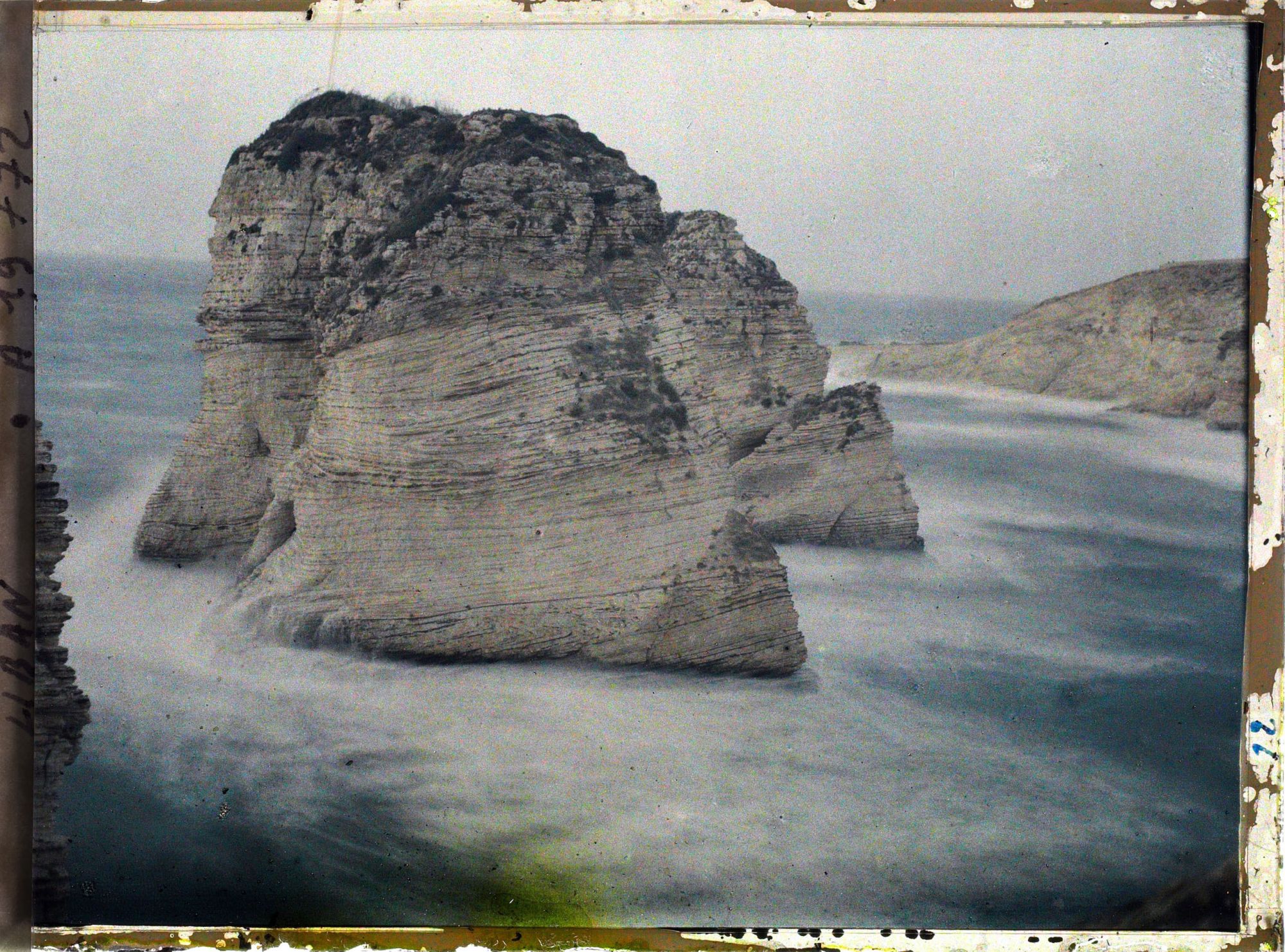 Image représentant Les deux rochers face aux Grottes aux Pigeons
