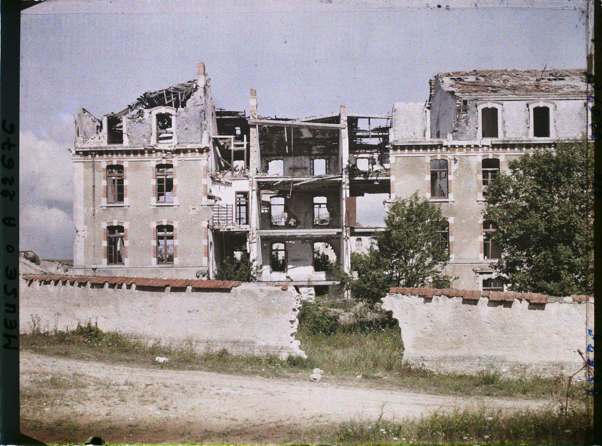 Image représentant France, Chauvoncourt, Aspect des bâtiments nord détruits par l'artillerie