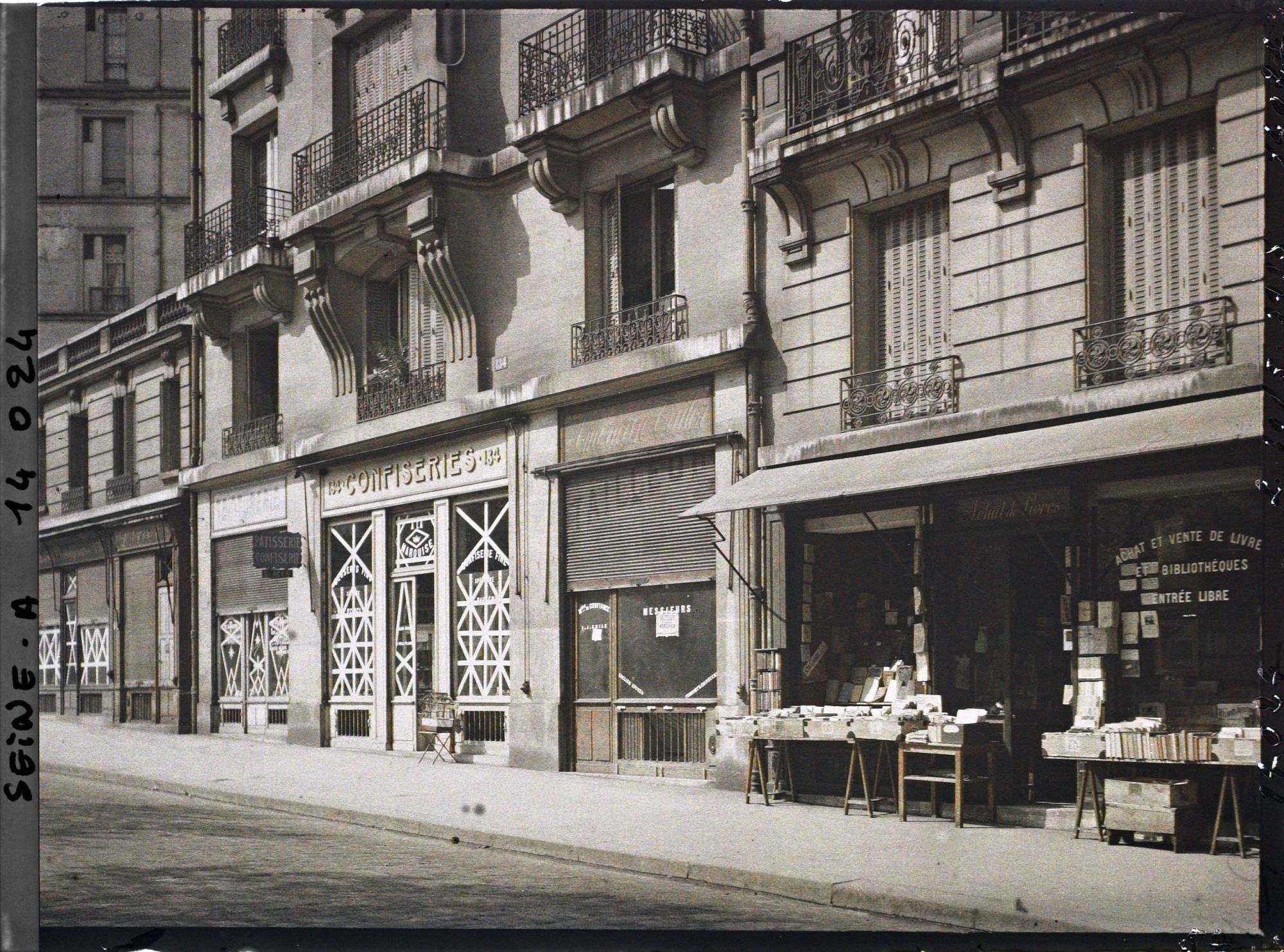 Image représentant Vitrines de magasins protégées contre les bombardements boulevard Raspail, au niveau du numéro 134