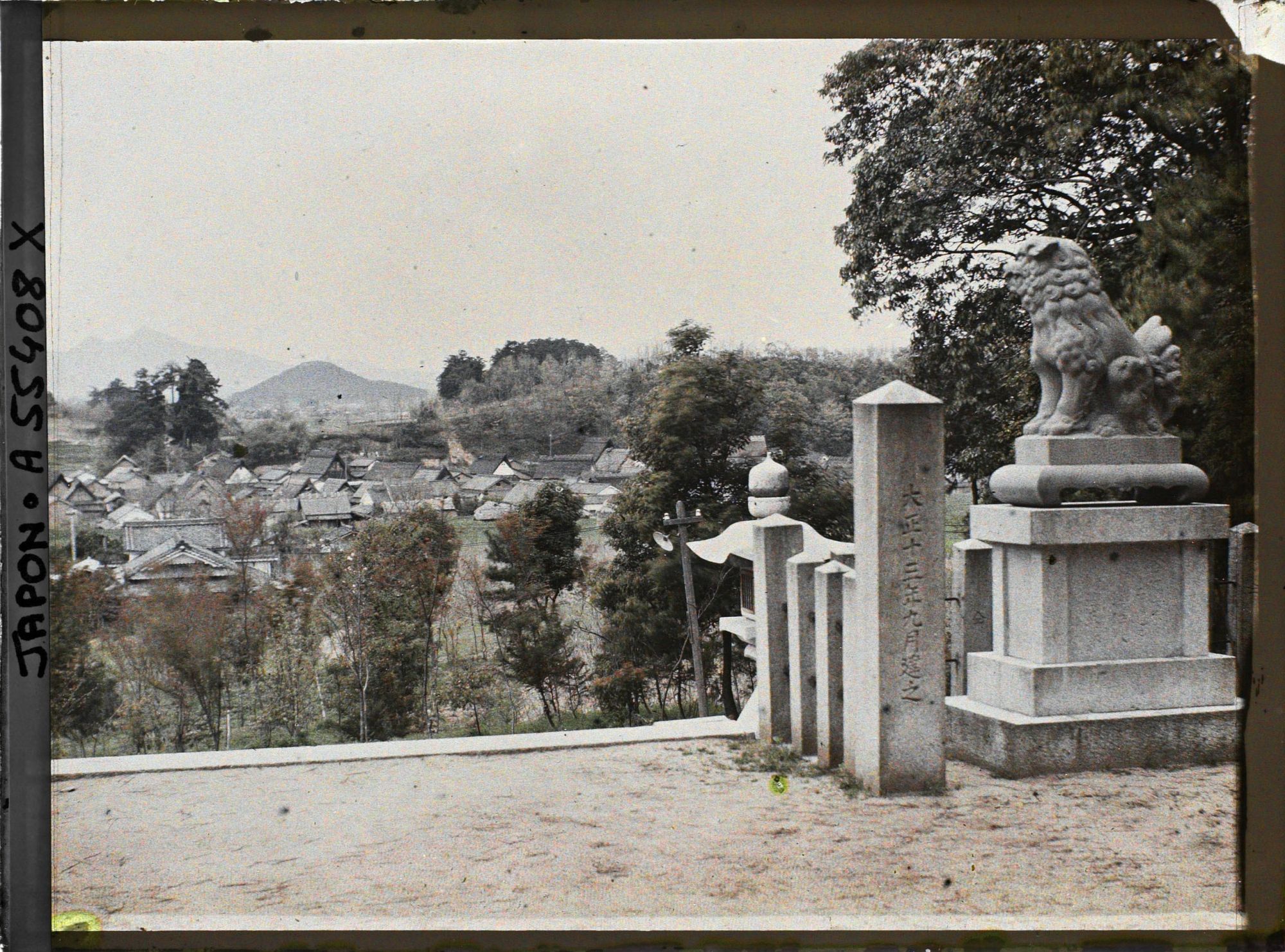 Image représentant Panorama sur une ville vu d'une esplanade de temple, mont Miminashi (un des 3 monts du Yamato) et Nijosan (à gauche dans le lointain)