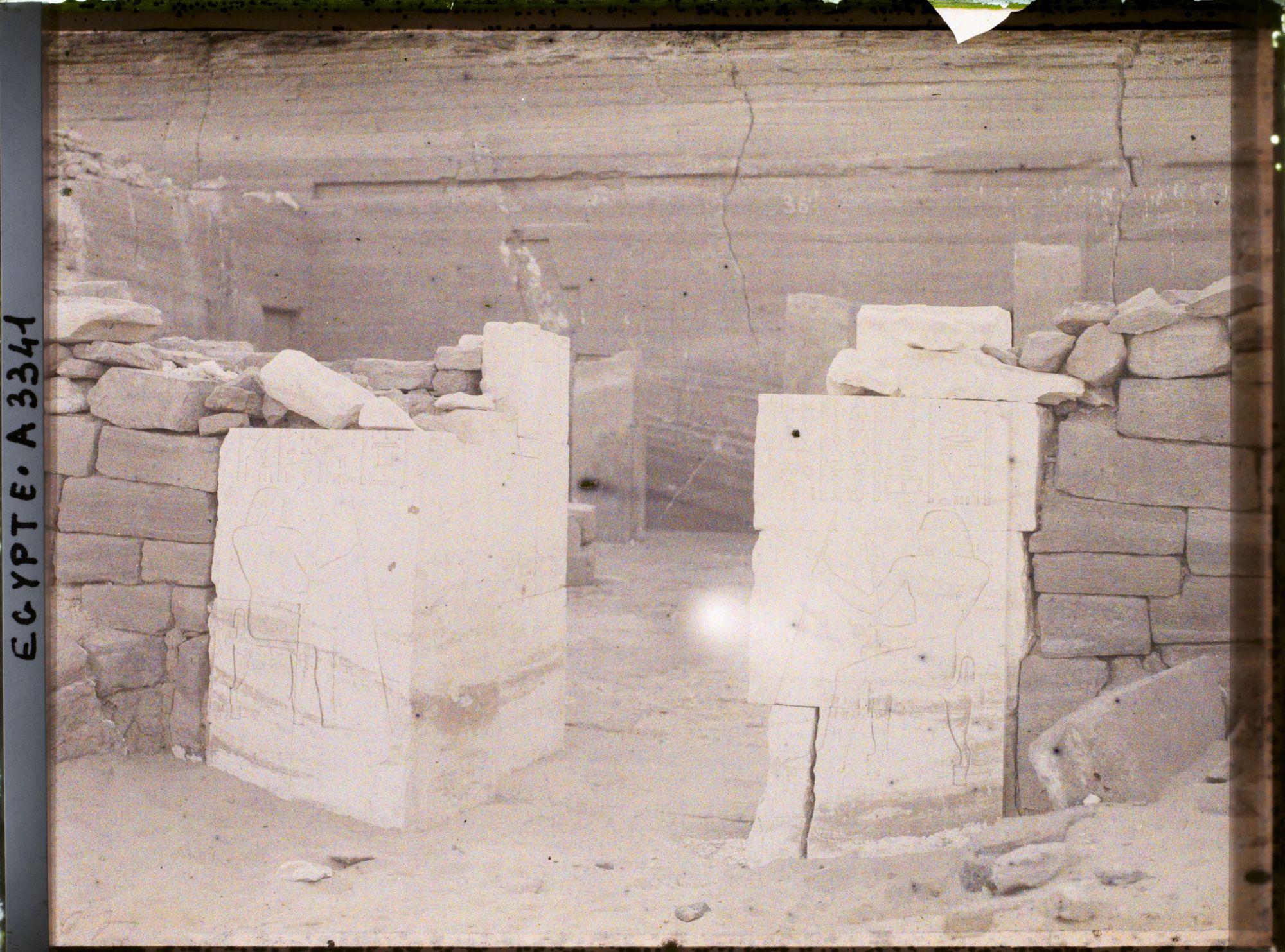 Image représentant Entrée d'un  null hypogée près de la ville