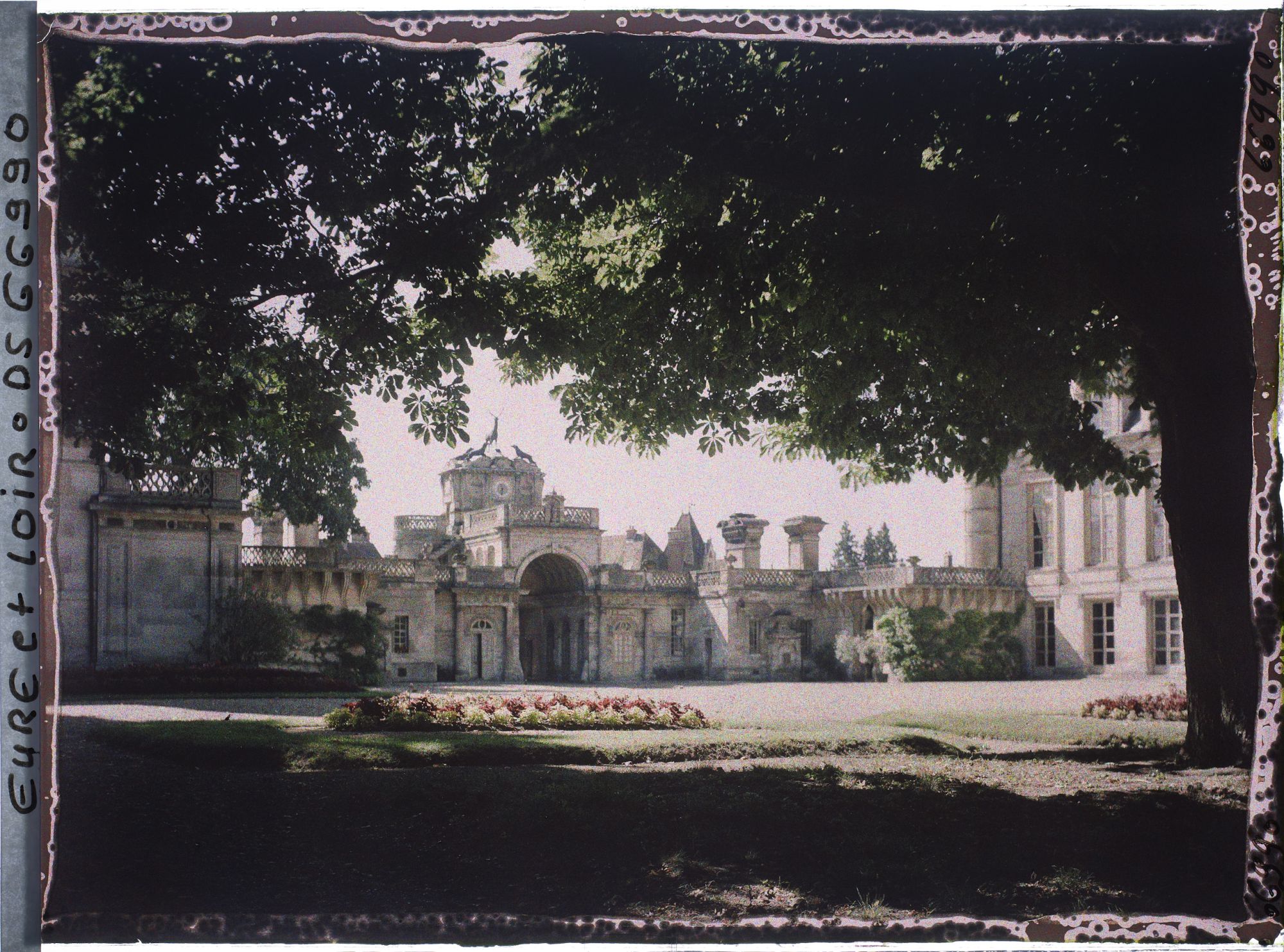 Image représentant La cour d'honneur et le pavillon d'entrée du château