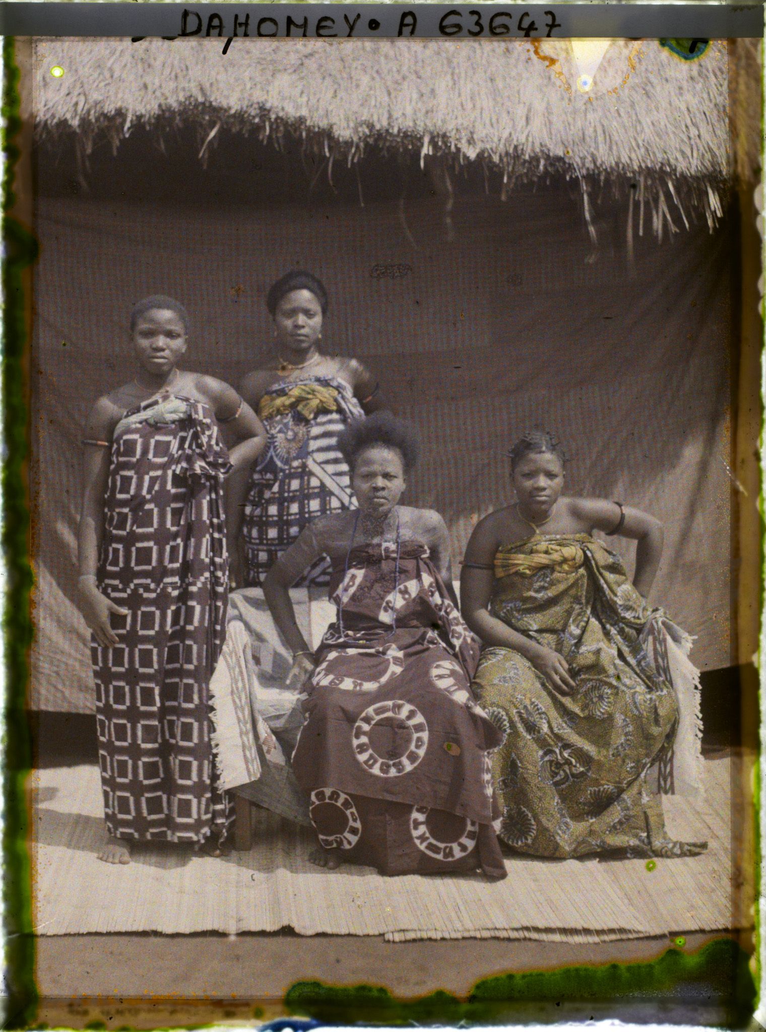 Image représentant Portrait de la sœur (assise au centre) et des femmes du chef  https://musee-albert-kahn.s-museum.fr/home/NWQ2OTAwYzNmYjZlZTk1ZWQwODJmMjY4L2dlbmVyaWMtbm90aWNlLXRhYi9hdXRob3JpdHkvNjE3YTc5ZjVjZjhiODk2OGIzMzM3ZDIx/5d6900c3fb6ee95ed082f268/generic-notice-tab/authority/617a79eacf8b8968b3336557 Justin Aho