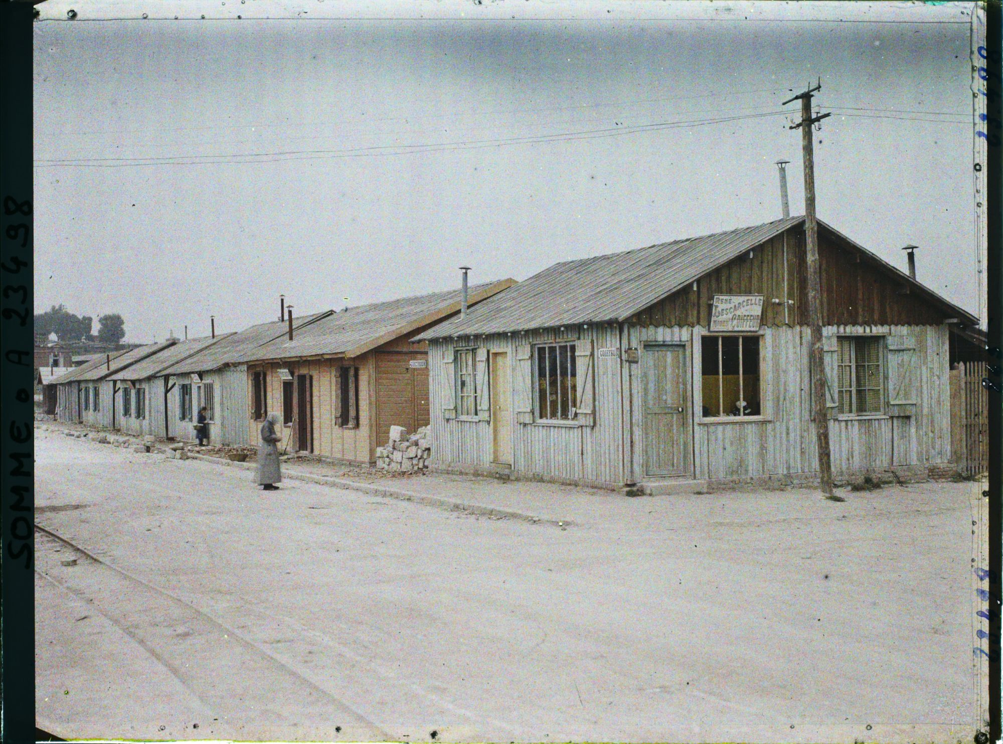Image représentant France, Péronne, Avenue du Quinconce bordée de maisons en bois