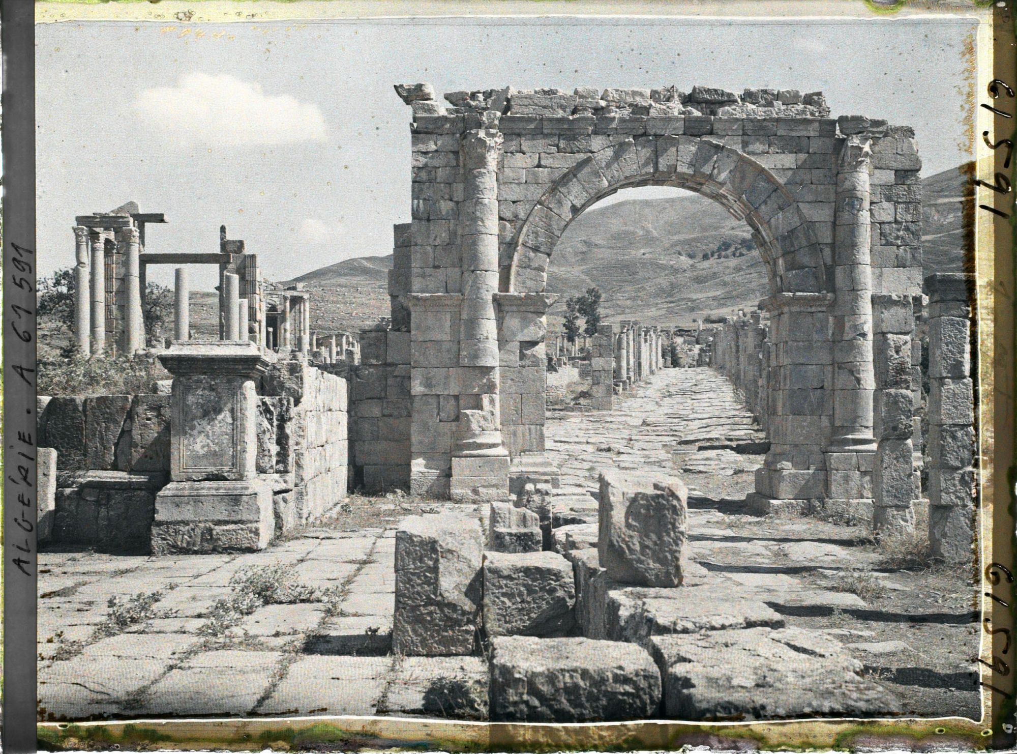 Image représentant Algérie, Djemila, Arc du Cardo Maximus et Temple du Nord.