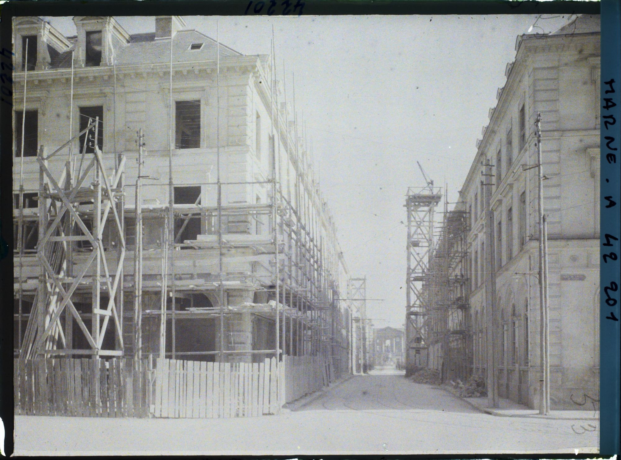 Image représentant France, Reims, Vue prise de l'Hôtel de Ville vers la Place Royale ; à dte la Banque de France