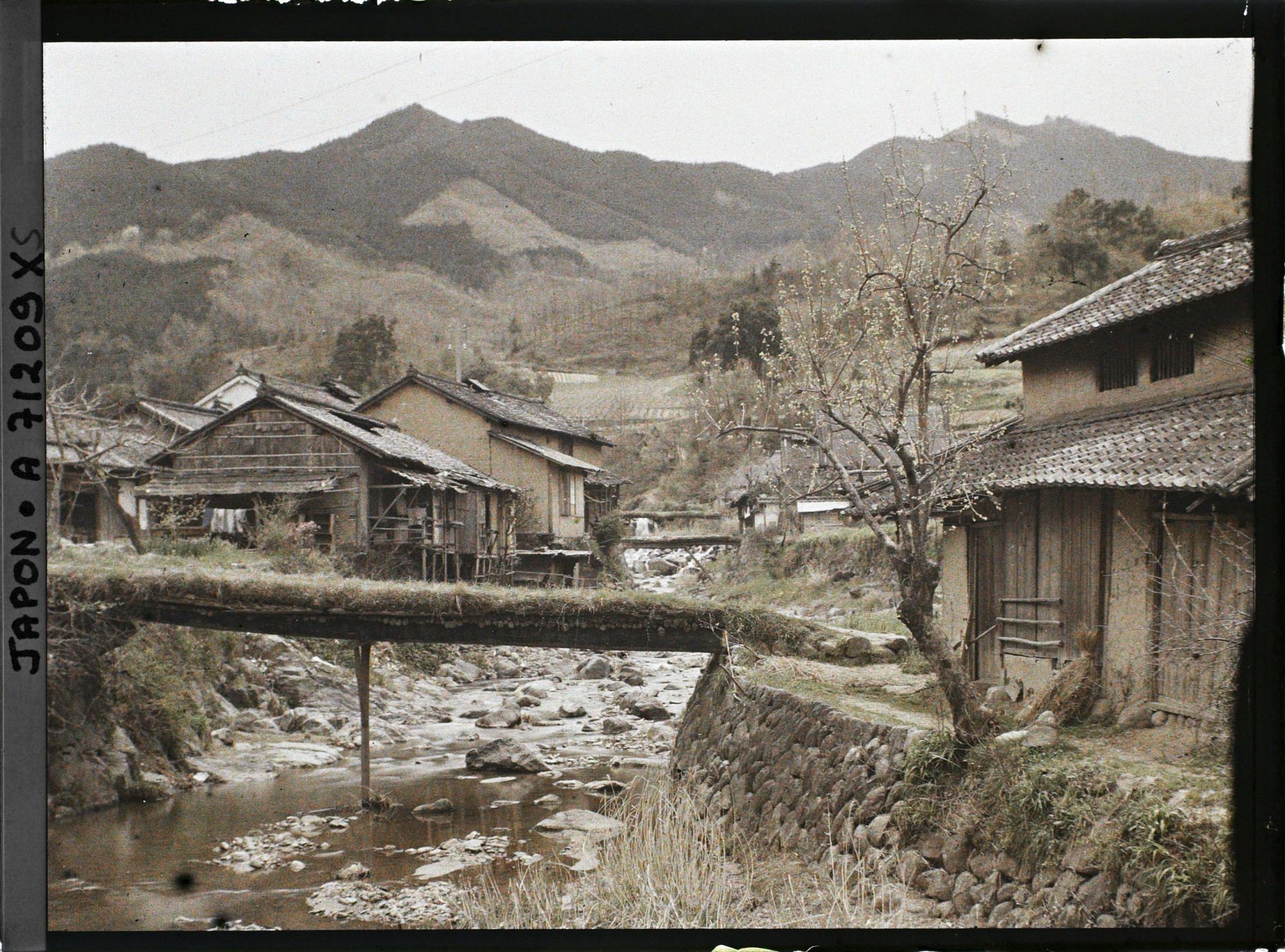 Image représentant Rivière bordée de maisons