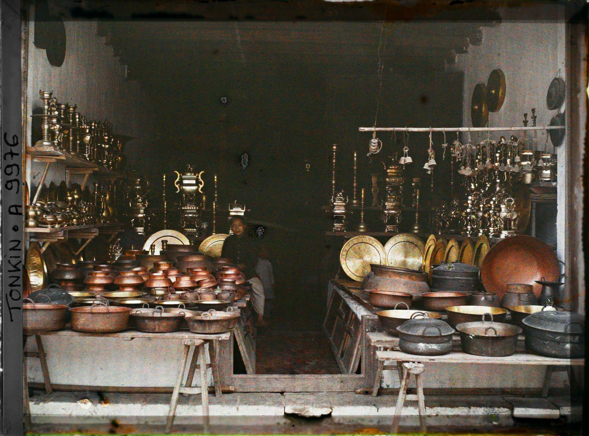 Image représentant Une boutique d'objets en cuivre (ustensiles de cuisine, plateaux...), dans la " rue du Cuivre "