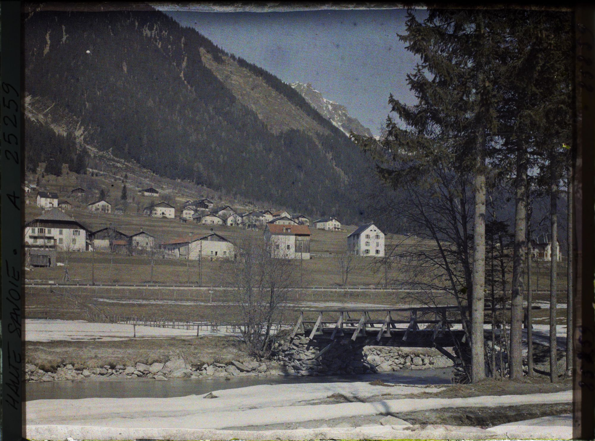 Image représentant Pècles, Vallée de Chamonix, Paysage Alpestre ; le Village des Pècles vu de la rive gauche de l'Arve