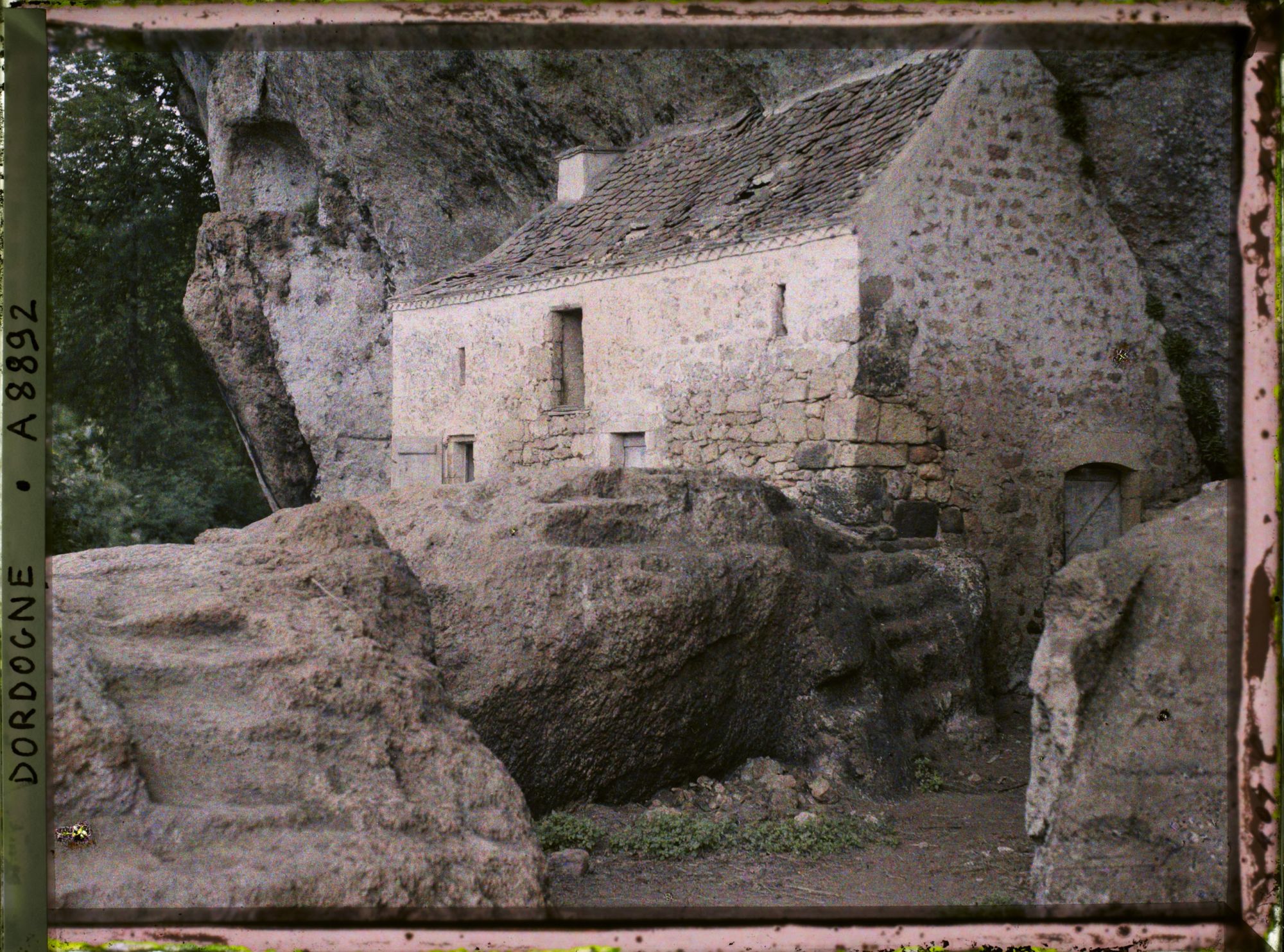 Image représentant France, St Léon, La dernière maison croulante subsistante du dernier village de la rive droite