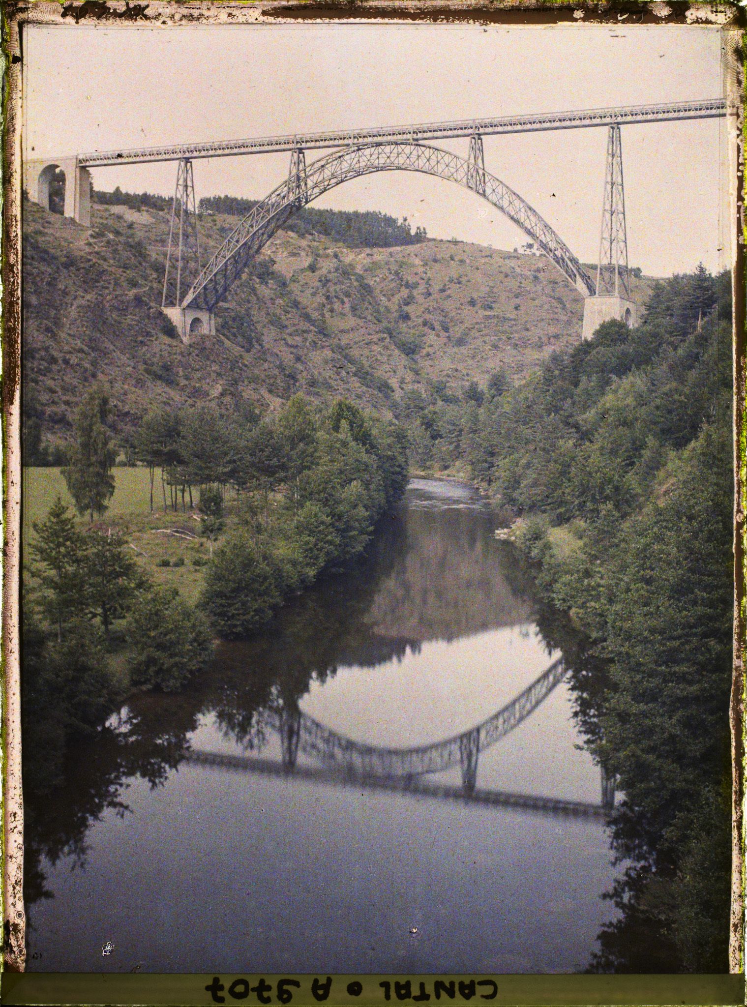 Image représentant Le viaduc de Garabit au dessus de la Truyère