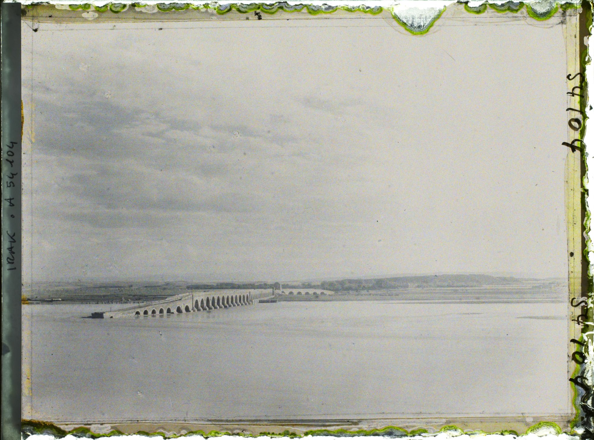 Image représentant Le grand pont de pierre sur le Tigre, entre Mossoul et Ninive