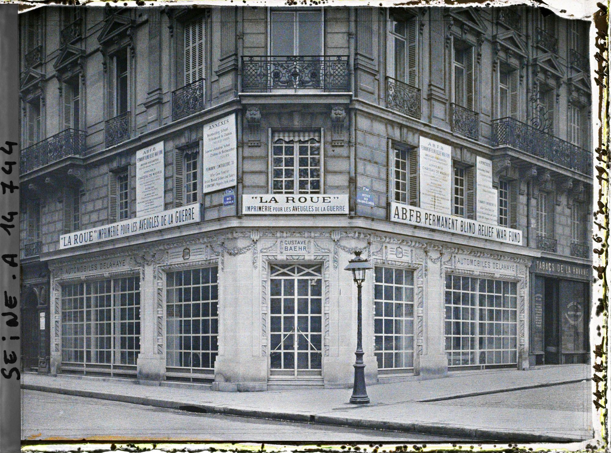 Image représentant Imprimerie pour les aveugles de guerre "La Roue" à l'angle de l'avenue des Champs-Elysées et de la rue Lincoln, emplacement du magasin automobile Delahaye