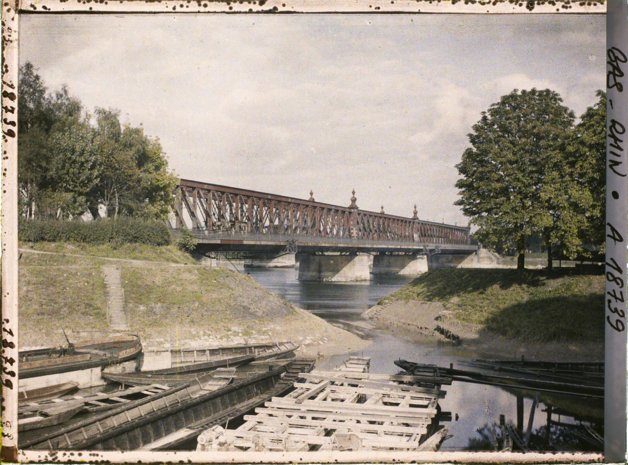 Image représentant Pont de Kehl, Le Pont de Kehl et le bassin de réparations des petits bâteaux