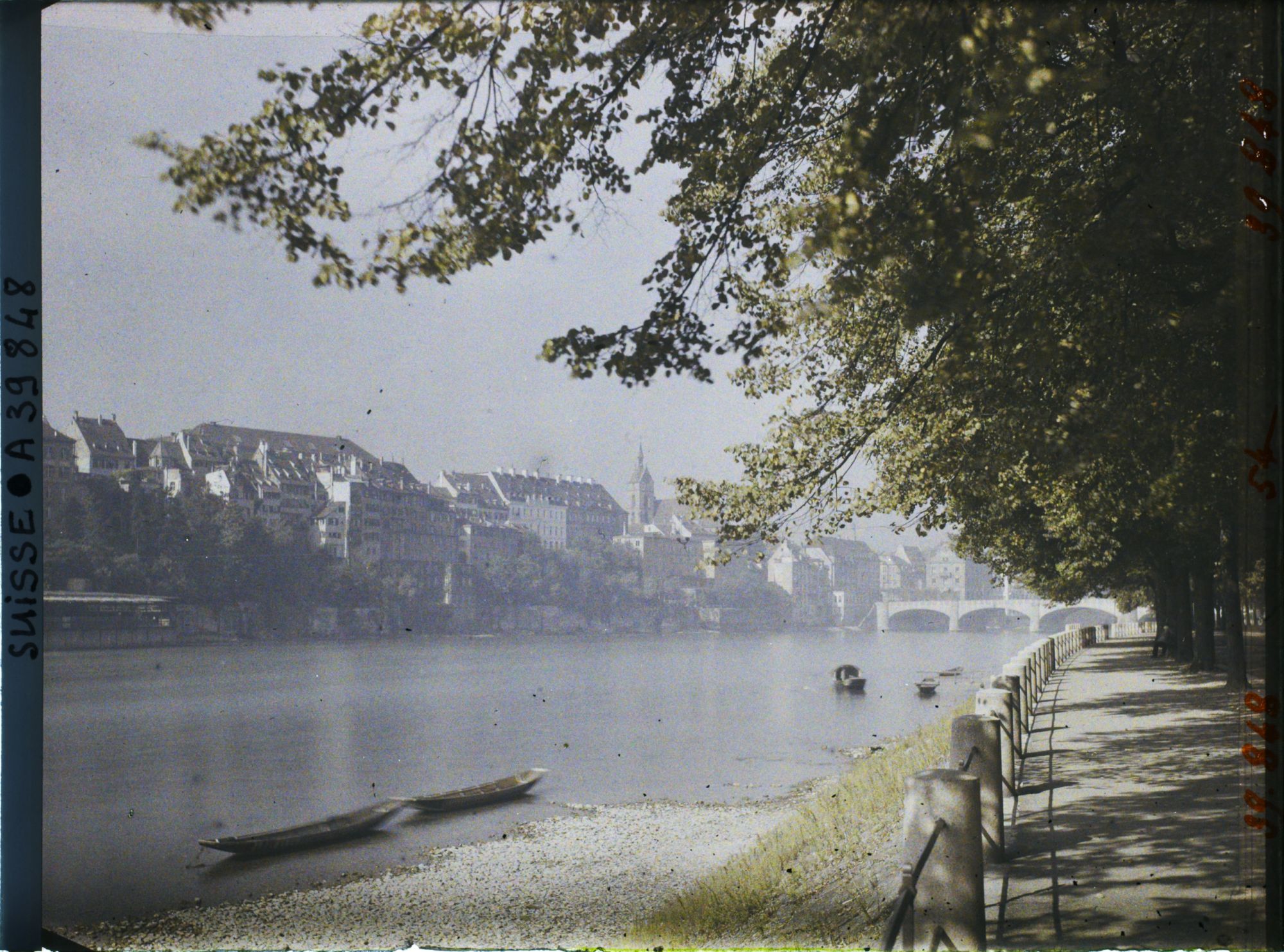 Image représentant La rive gauche du Rhin, le pont du Milieu et l'église Saint-Martin