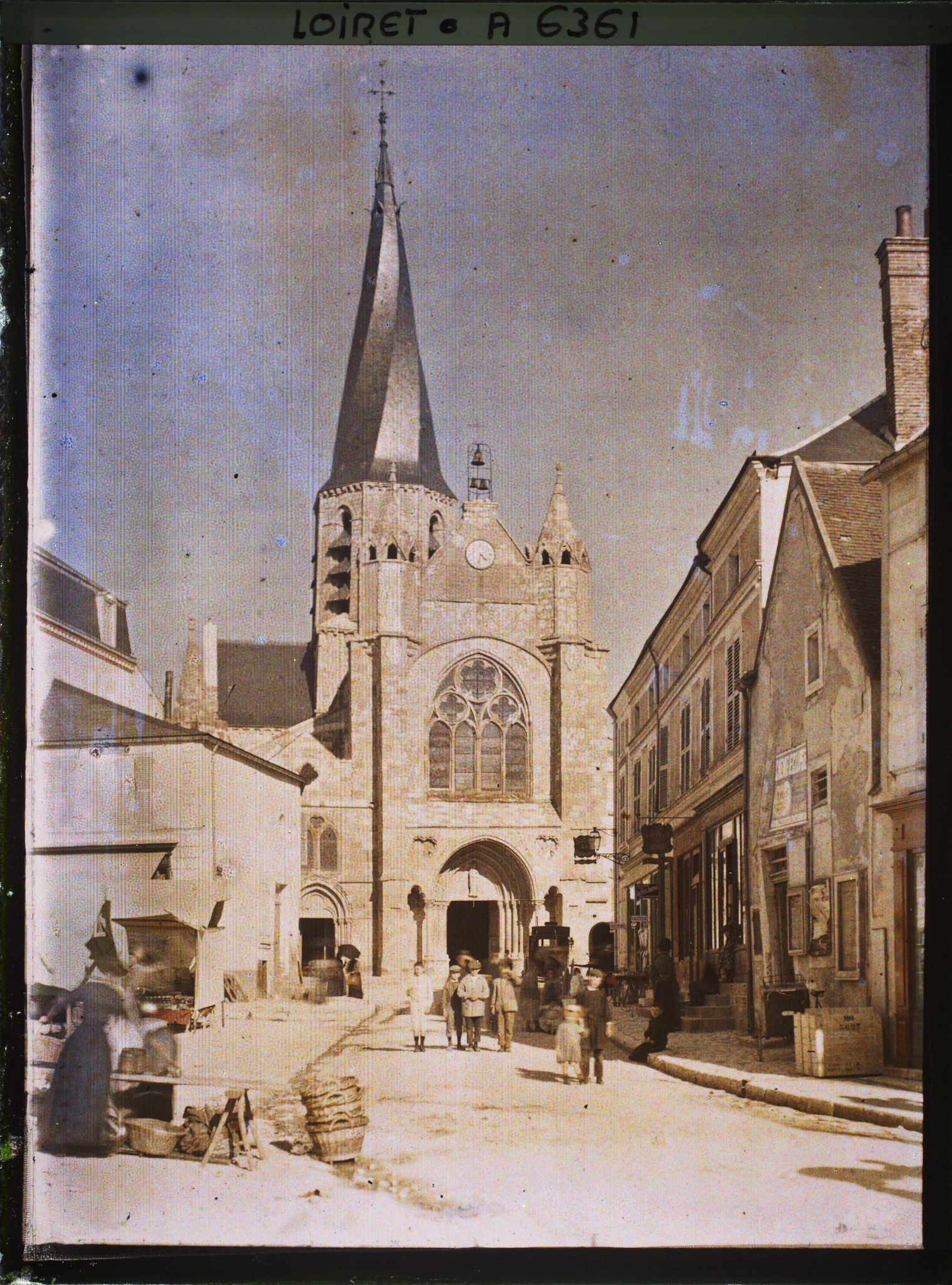 Image représentant L'église Notre-Dame sur la place de Martroi