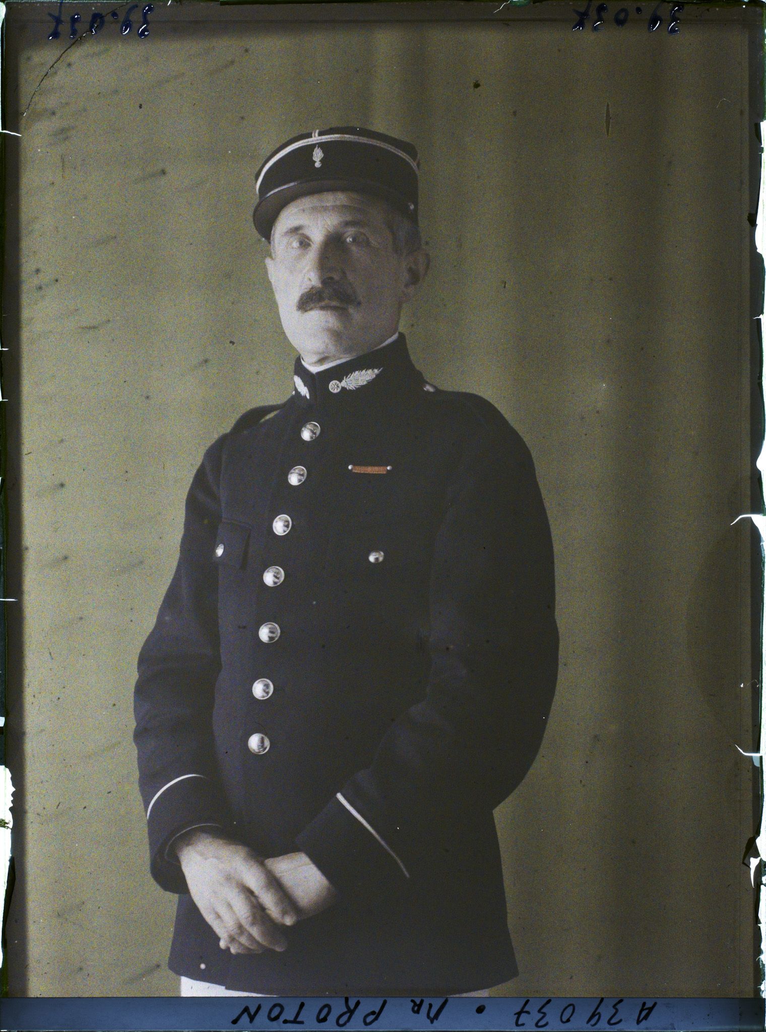 Image représentant https://musee-albert-kahn.s-museum.fr/home/NWQ2OTAwYzNmYjZlZTk1ZWQwODJmMjY4L2dlbmVyaWMtbm90aWNlLXRhYi9hdXRob3JpdHkvNjE3YTc5ZjVjZjhiODk2OGIzMzM3ZDIx/5d6900c3fb6ee95ed082f268/generic-notice-tab/authority/617a79ebcf8b8968b3337639 Monsieur Proton