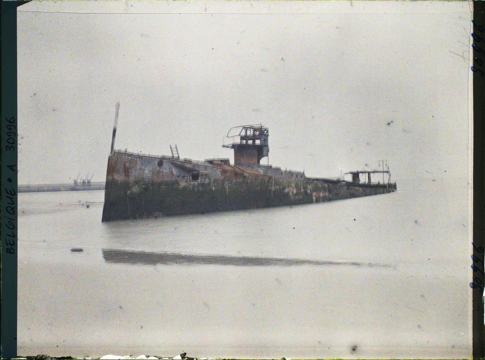 Image représentant Belgique, Zeebrugge, Le "Thétis" que l'on découpe au chalumeau