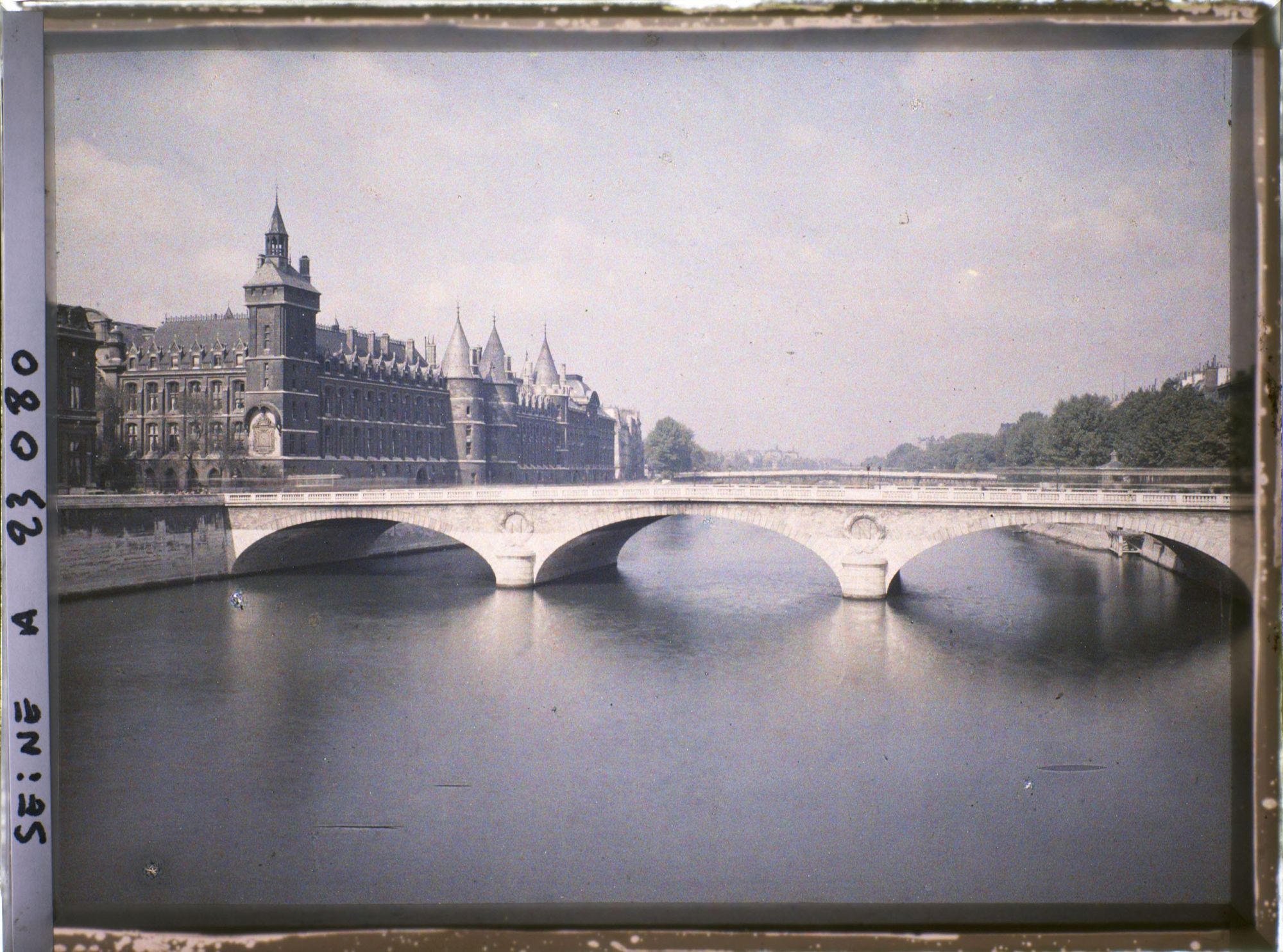 Image représentant La Conciergerie et le pont au Change vus du pont Notre-Dame
