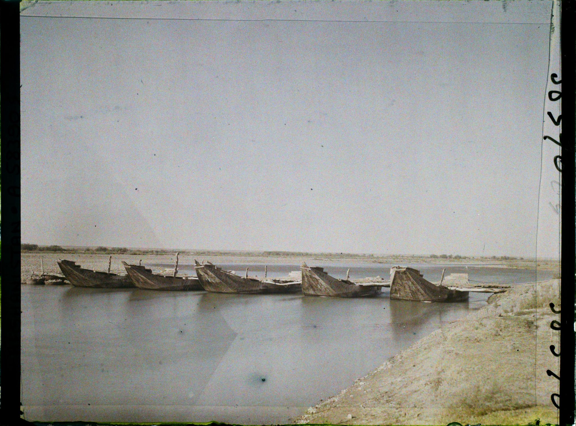 Image représentant Afghanistan, Ghirichk, Pont de bateaux sur l'Hilmend.