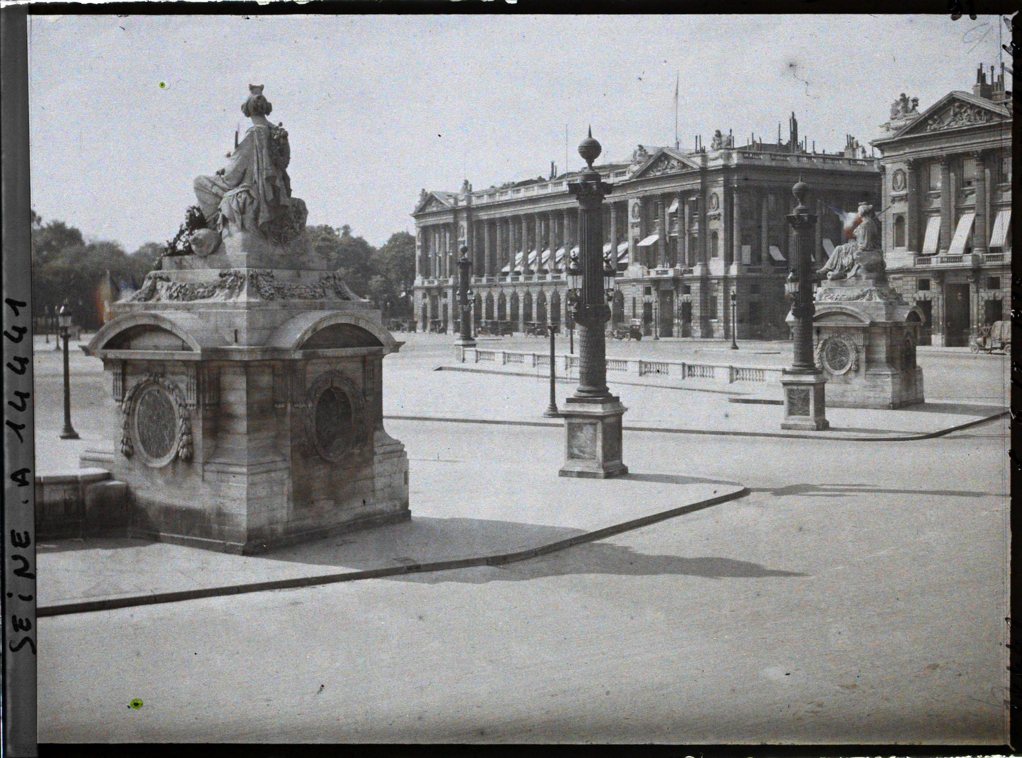 Image représentant La place de la Concorde, Statues de Strasbourg et Lille