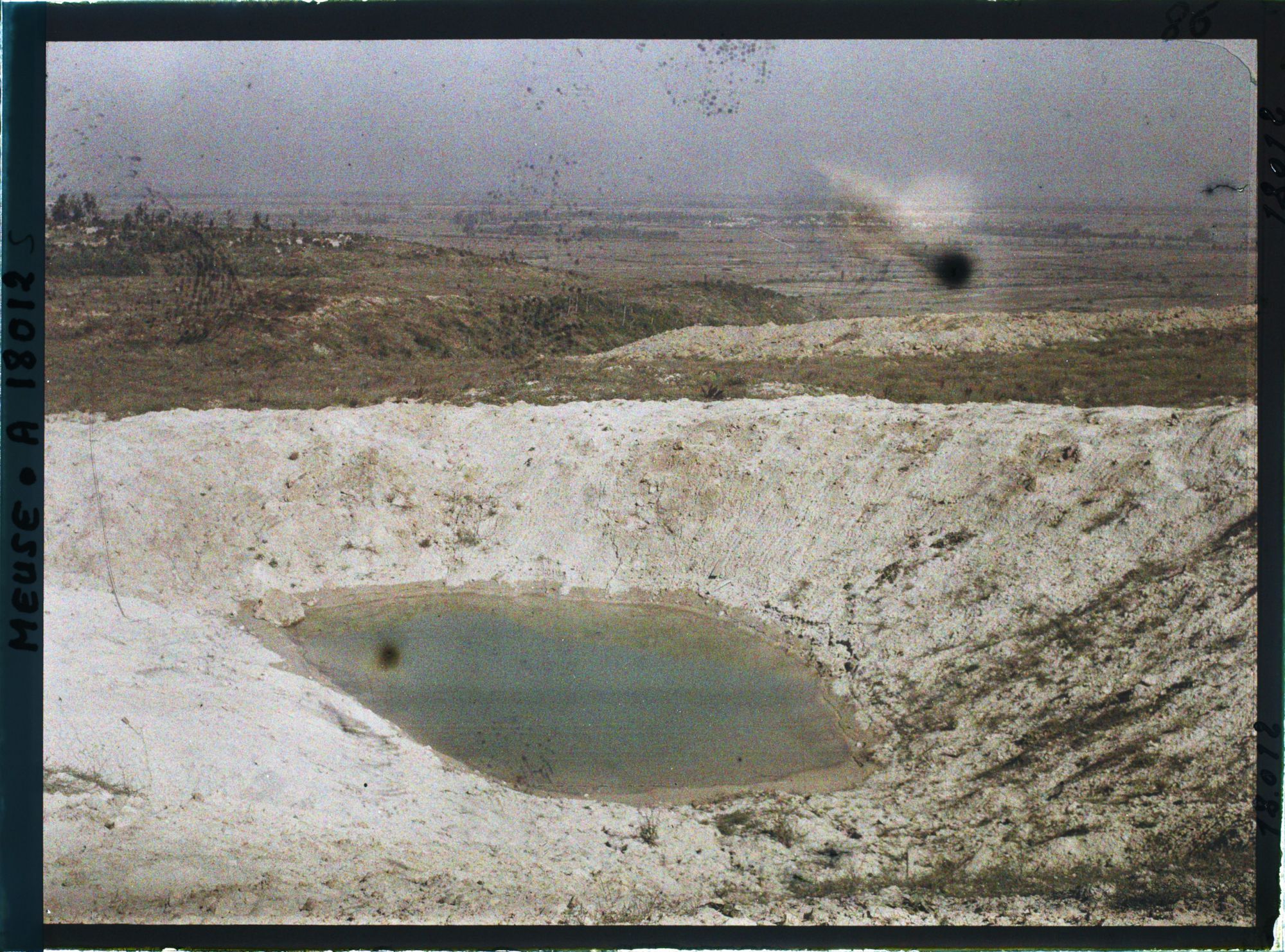 Image représentant France, Les Eparges, Panorama dans la Direction de Fresnes, au 1er plan, un entonnoir de mine