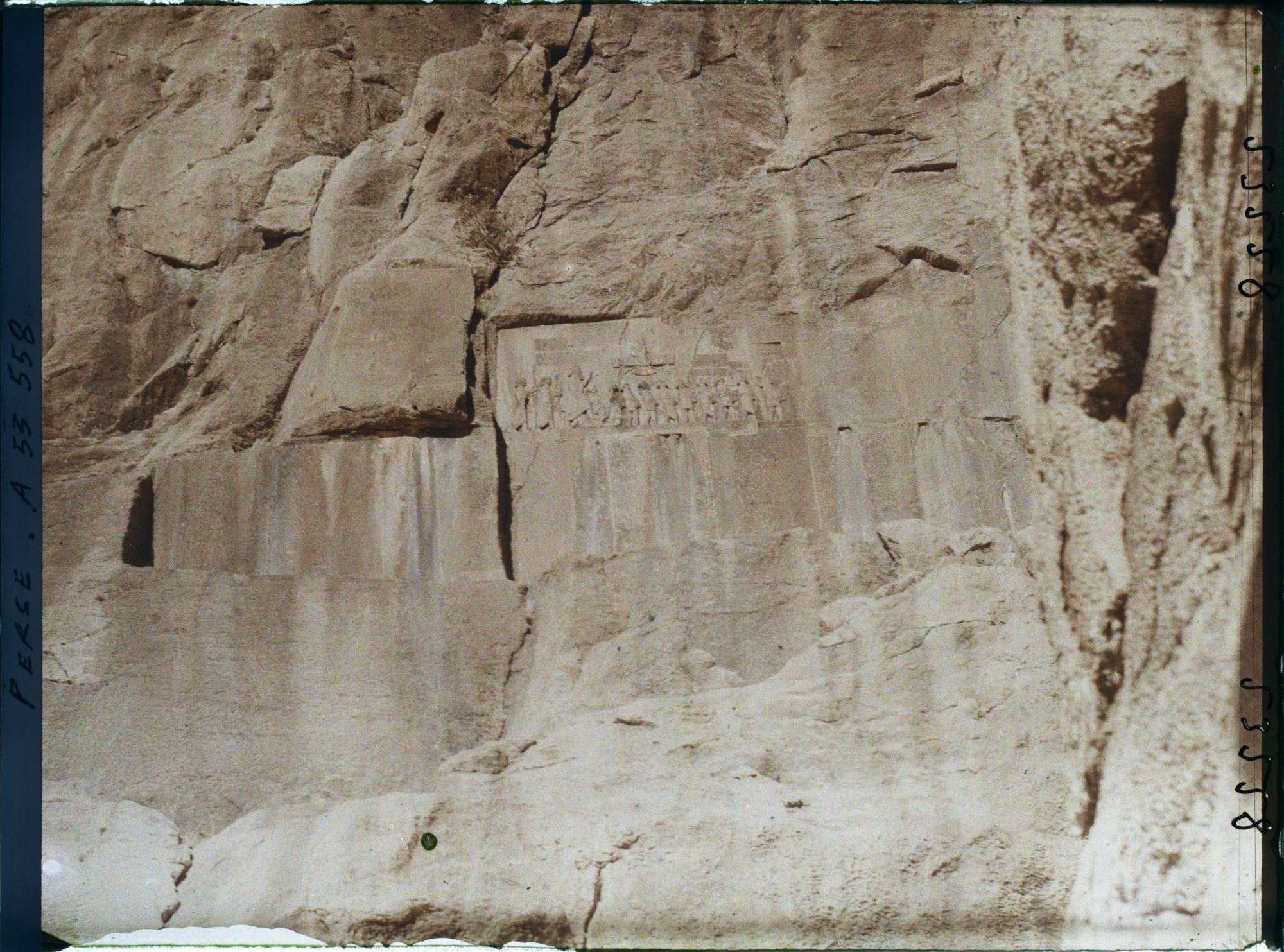 Image représentant Le monument de Darius 1er : bas-relief et inscriptions trilingues en cunéiformes, à 63 mètres de hauteur (521-524 avant J.-C.)