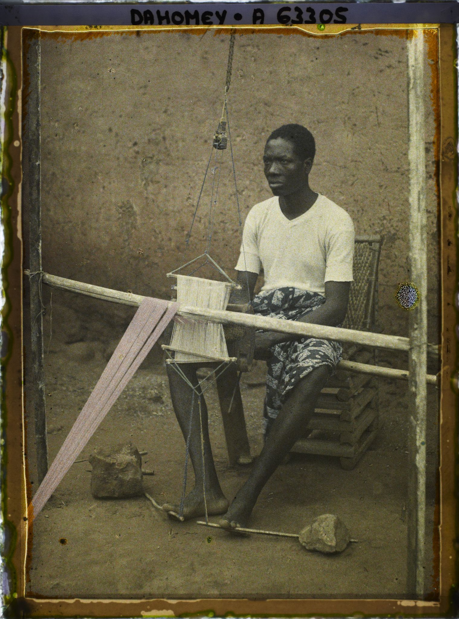 Image représentant Un tisserand à son métier à tisser