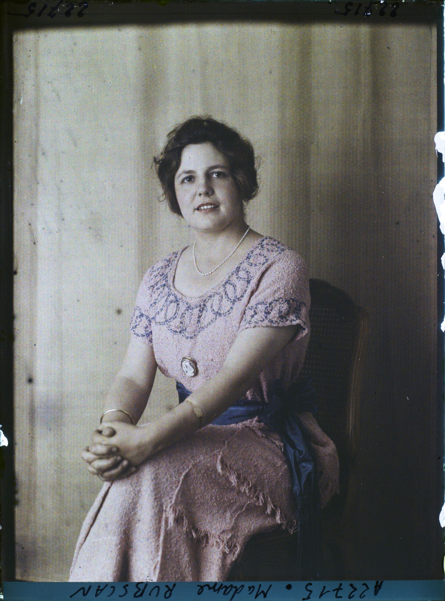 Image représentant https://musee-albert-kahn.s-museum.fr/home/NWQ2OTAwYzNmYjZlZTk1ZWQwODJmMjY4L2dlbmVyaWMtbm90aWNlLXRhYi9hdXRob3JpdHkvNjE3YTc5ZjVjZjhiODk2OGIzMzM3ZDIx/5d6900c3fb6ee95ed082f268/generic-notice-tab/authority/617a79ebcf8b8968b333770d Madame Rubscan