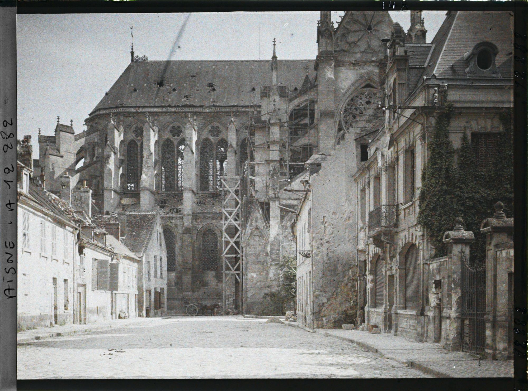 Image représentant Vue depuis une rue sur l'abside de la cathédrale