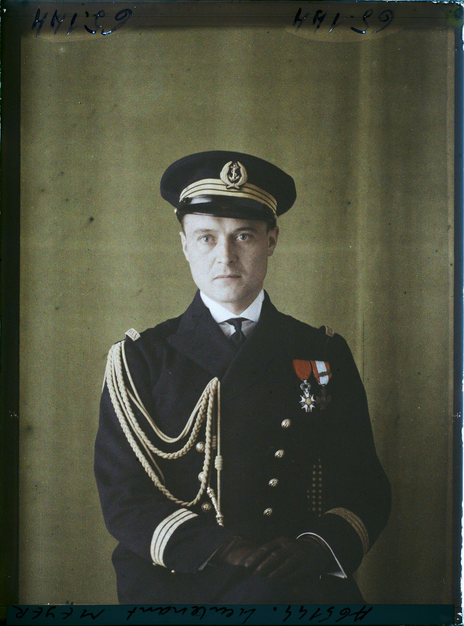 Image représentant https://musee-albert-kahn.s-museum.fr/home/NWQ2OTAwYzNmYjZlZTk1ZWQwODJmMjY4L2dlbmVyaWMtbm90aWNlLXRhYi9hdXRob3JpdHkvNjE3YTc5ZjVjZjhiODk2OGIzMzM3ZDIx/5d6900c3fb6ee95ed082f268/generic-notice-tab/authority/617a79ebcf8b8968b33373f5 Le Lieutenant de Vaisseau Meyer