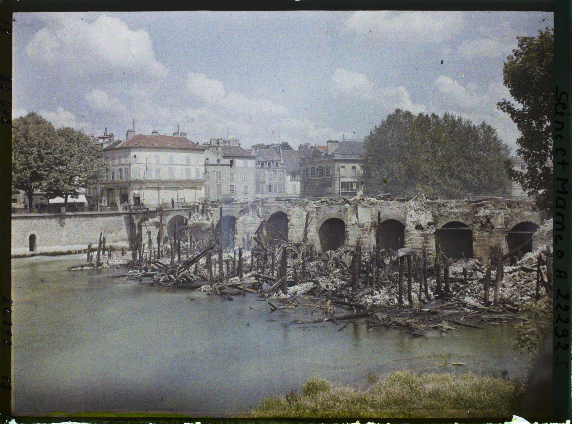 Image représentant Ensemble des moulins incendiés, vu de la rive gauche de la Marne