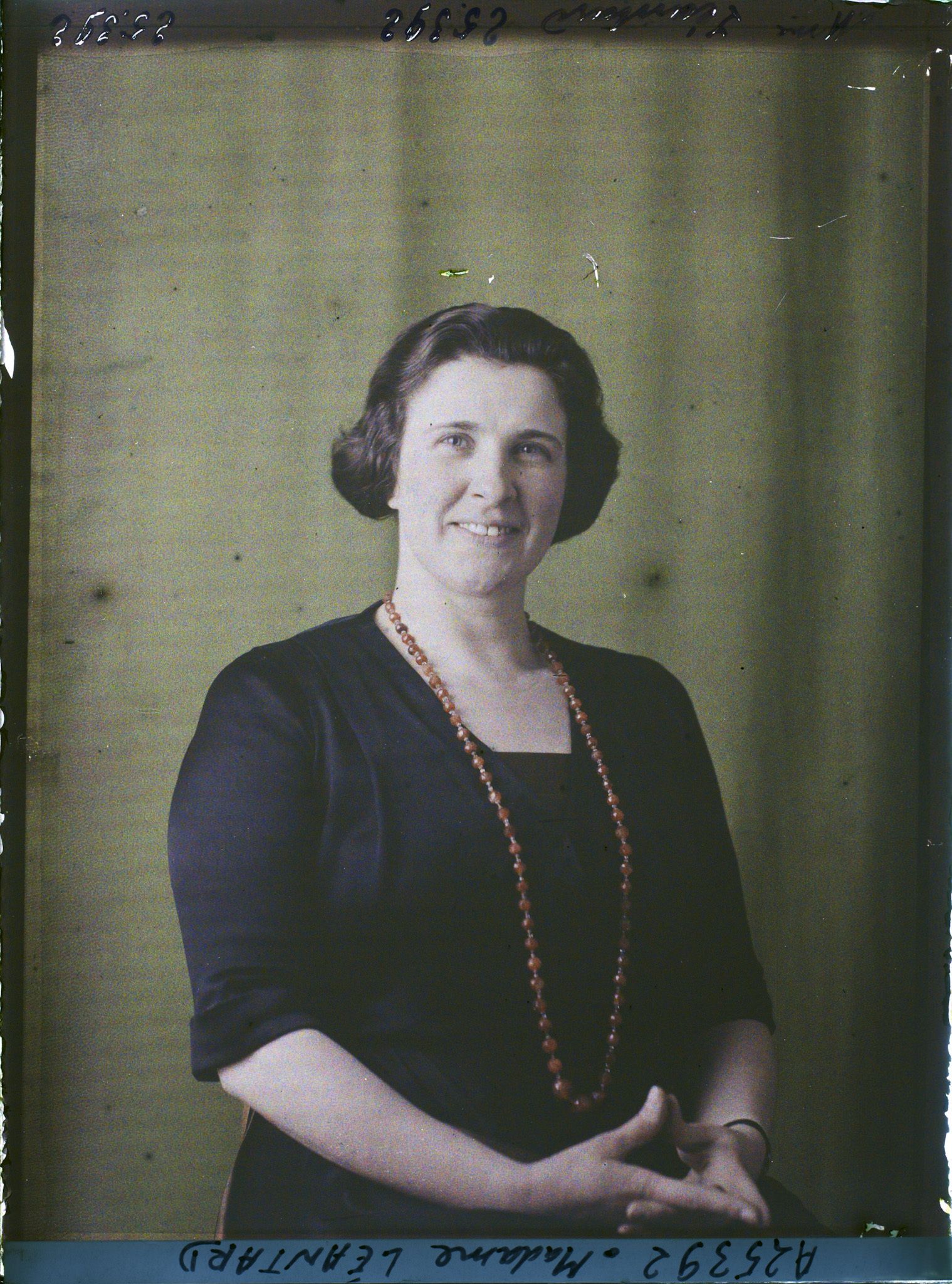 Image représentant https://musee-albert-kahn.s-museum.fr/home/NWQ2OTAwYzNmYjZlZTk1ZWQwODJmMjY4L2dlbmVyaWMtbm90aWNlLXRhYi9hdXRob3JpdHkvNjE3YTc5ZjVjZjhiODk2OGIzMzM3ZDIx/5d6900c3fb6ee95ed082f268/generic-notice-tab/authority/617a79eacf8b8968b3336568 Madame Léantard