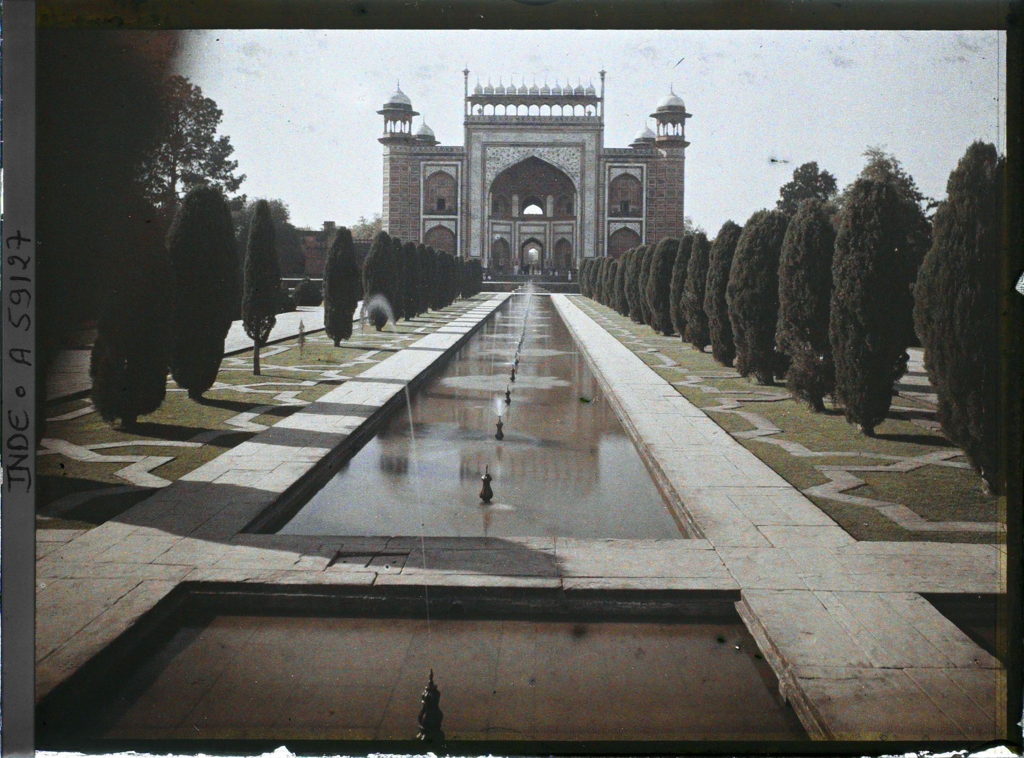 Image représentant Vue de l'intérieur des jardins, la porte monumentale de l'enceinte du Taj Mahal