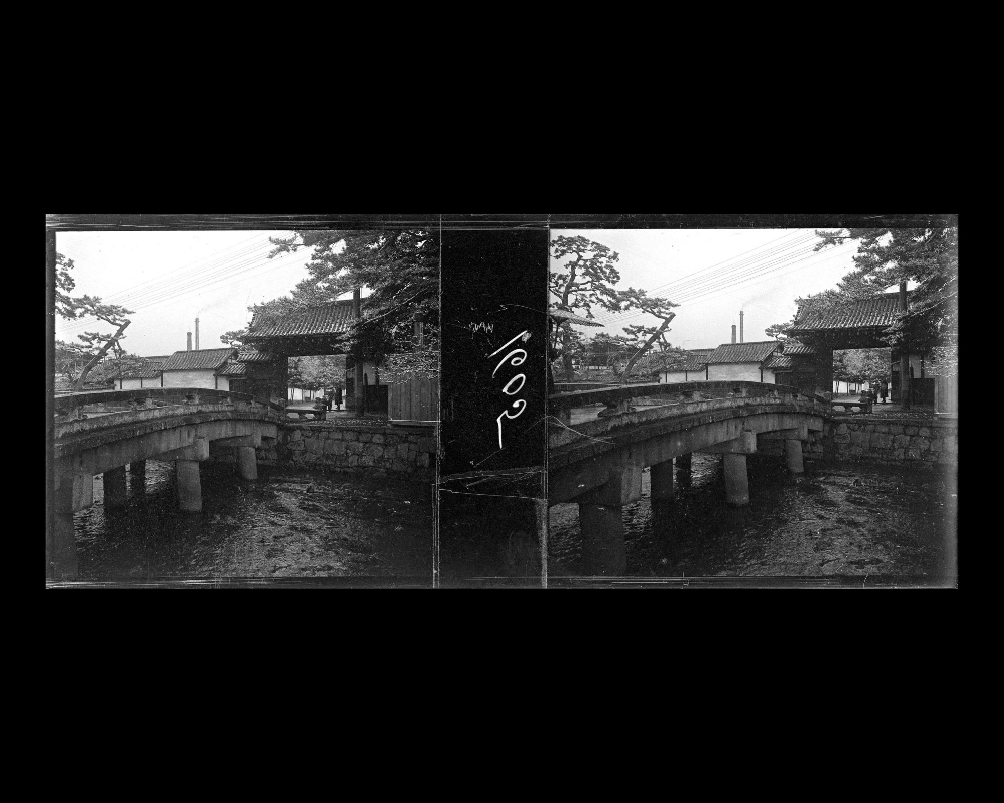 Image représentant Pont de pierre menant au temple Syosyukuin, sur Kacho-Michi