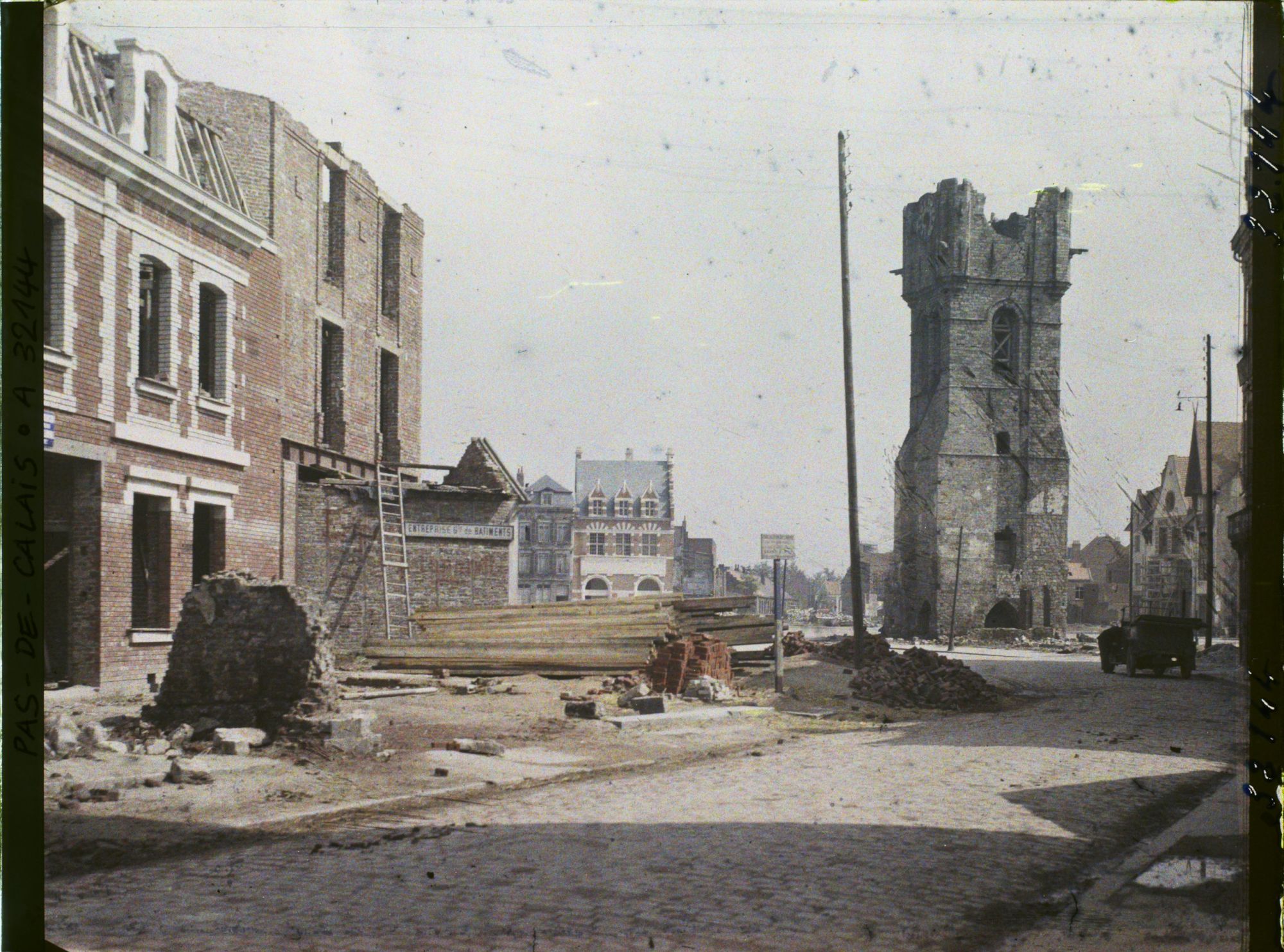 Image représentant France, Béthune, Vue vers la Grande Place et Beffroi
