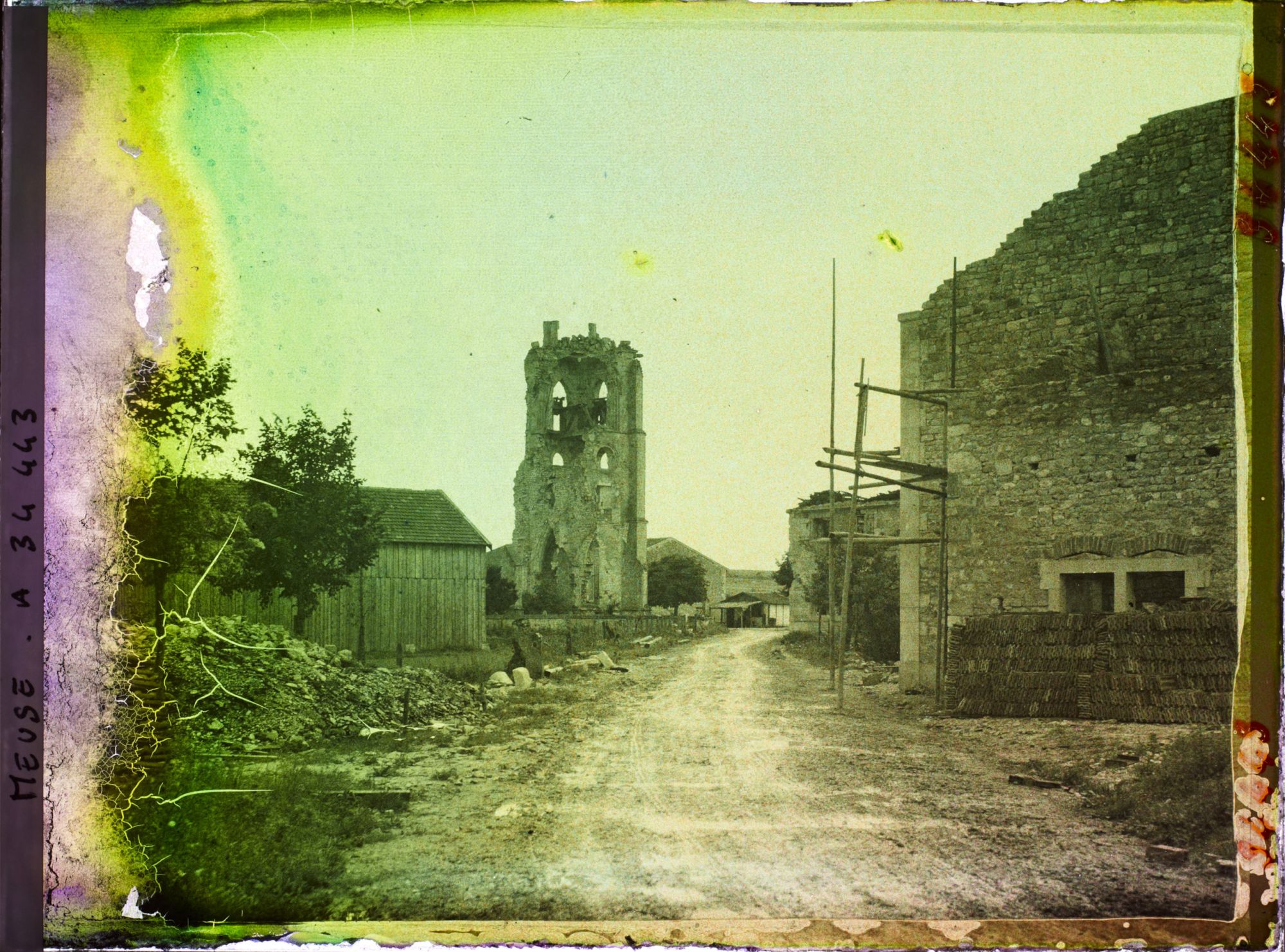Image représentant France, Les Paroches, Contre jour vers les ruines de l'Eglise