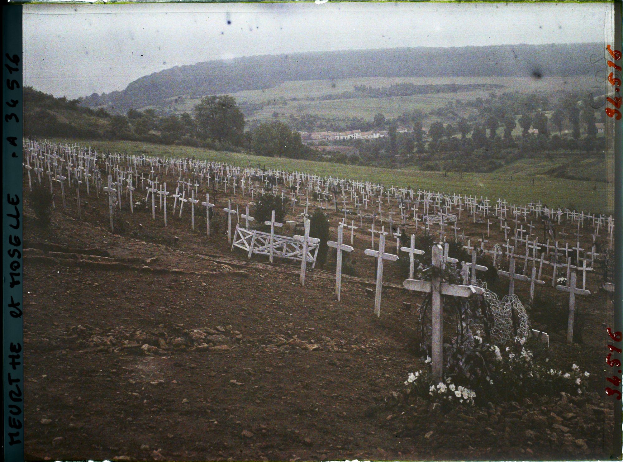Image représentant France, Bois Le Prêtre, La Cimetière du Pétant et, au fond, le Village de Montauville