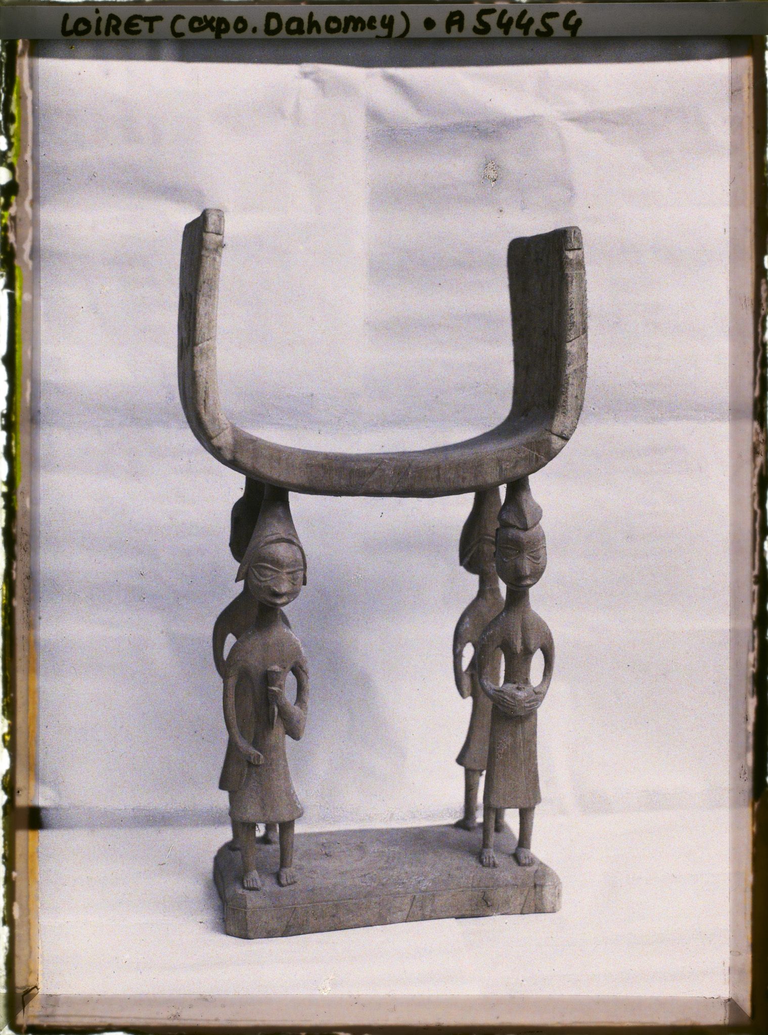 Image représentant Exposition d'art africain, siège cariatide fon
