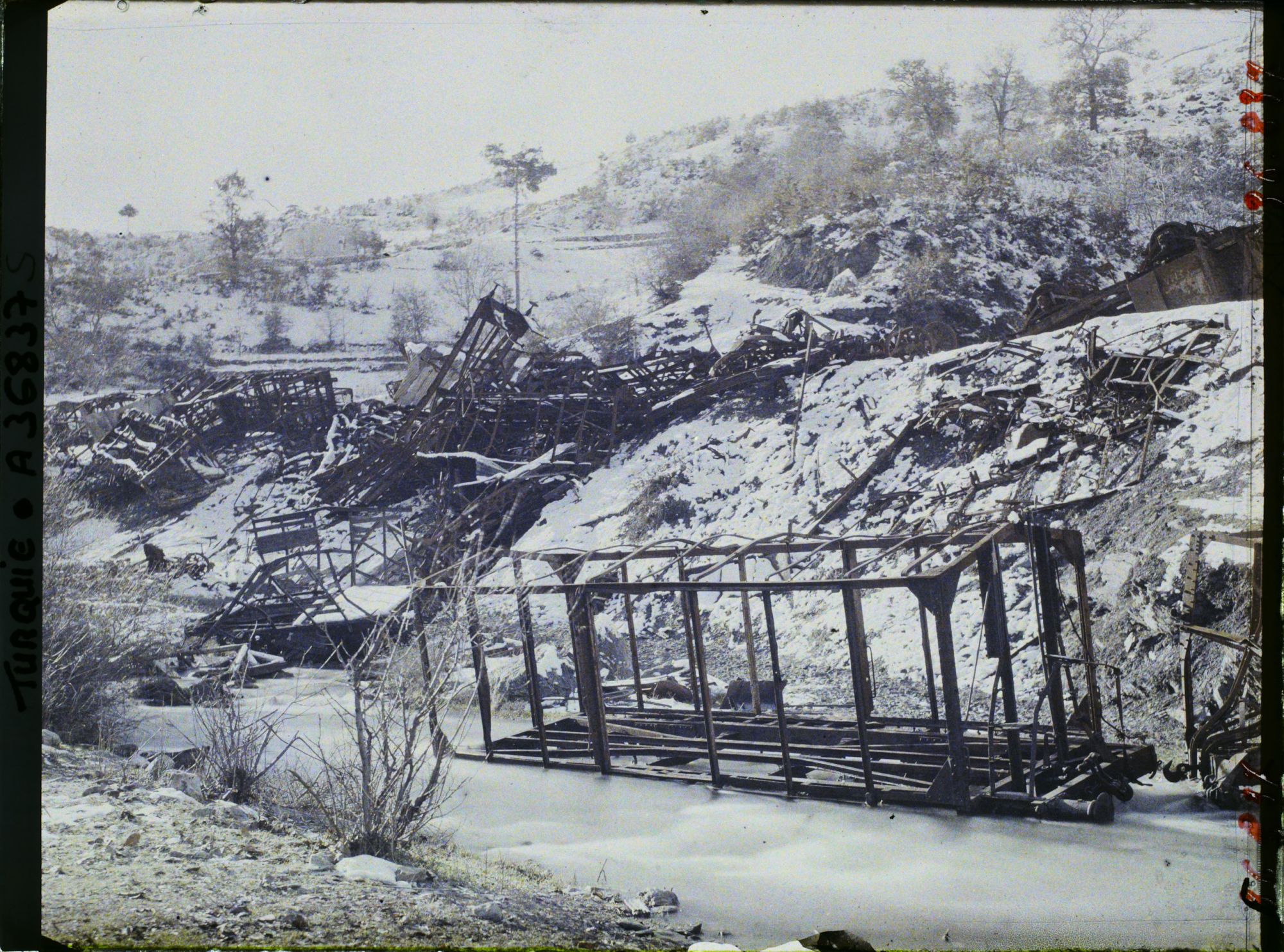 Image représentant Turquie, Entre Karakeui et Biledjik, Locomotive détruite par les Grecs Wagons précipités dans le Kara-Sou