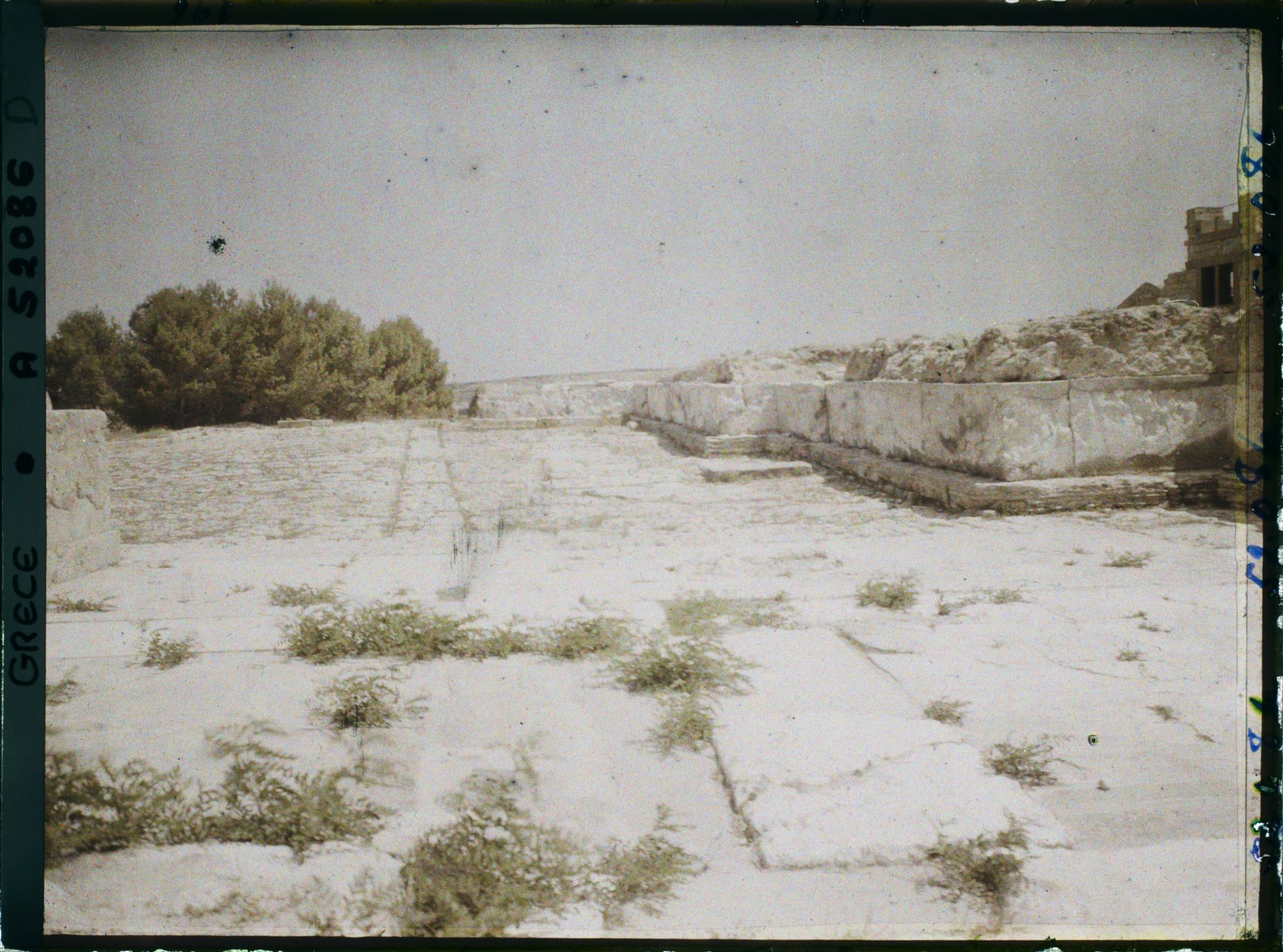 Image représentant La cour occidentale (ou extérieure) et le mur ouest du Palais