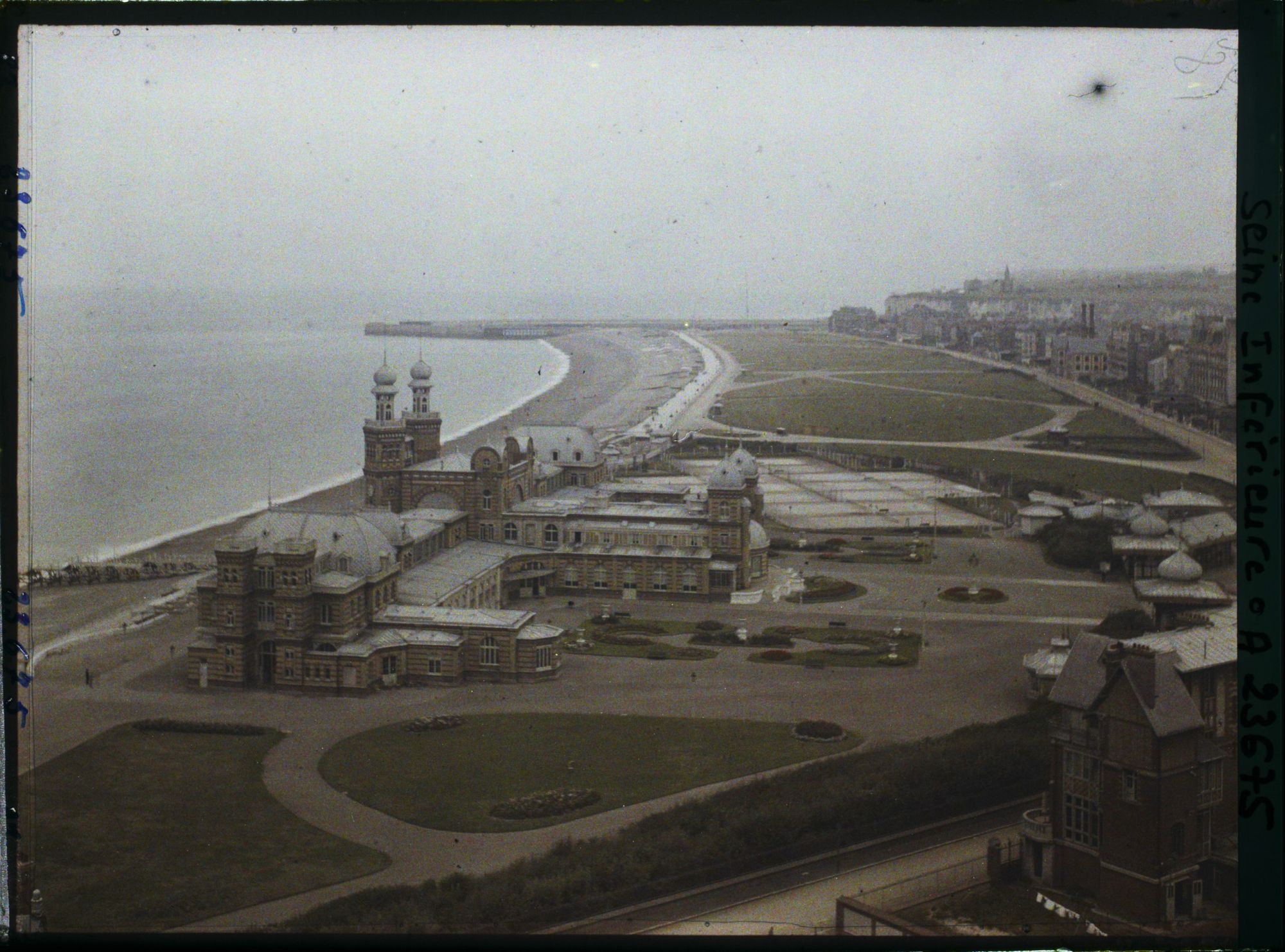 Image représentant La plage et le casino vus des falaises du château