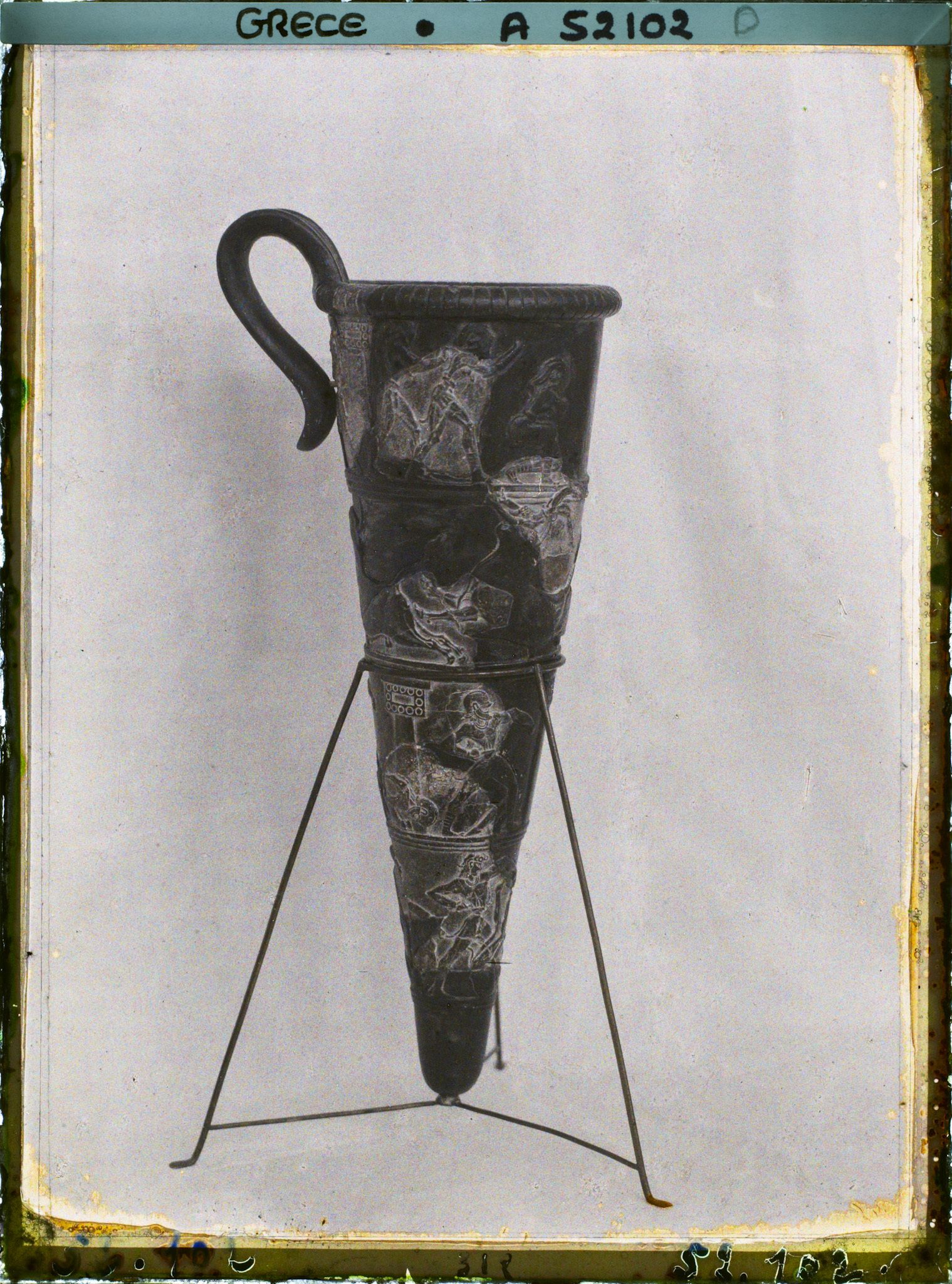 Image représentant Musée archéologique - Rhyton (vase à boire) décoré de scènes de pugilat et de course de taureaux provenant de Haghia Triada
