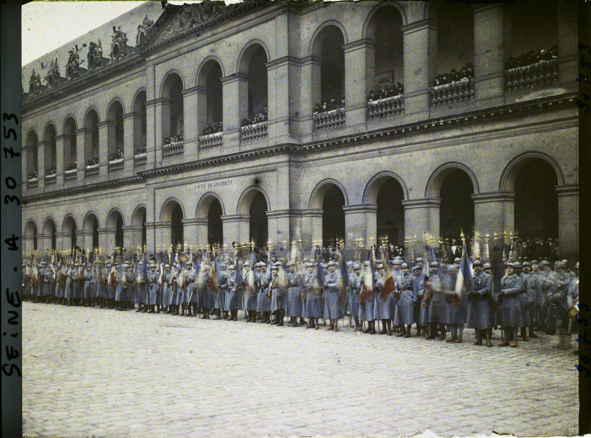 Image représentant Cérémonie de remise des drapeaux des régiments dissous aux Invalides