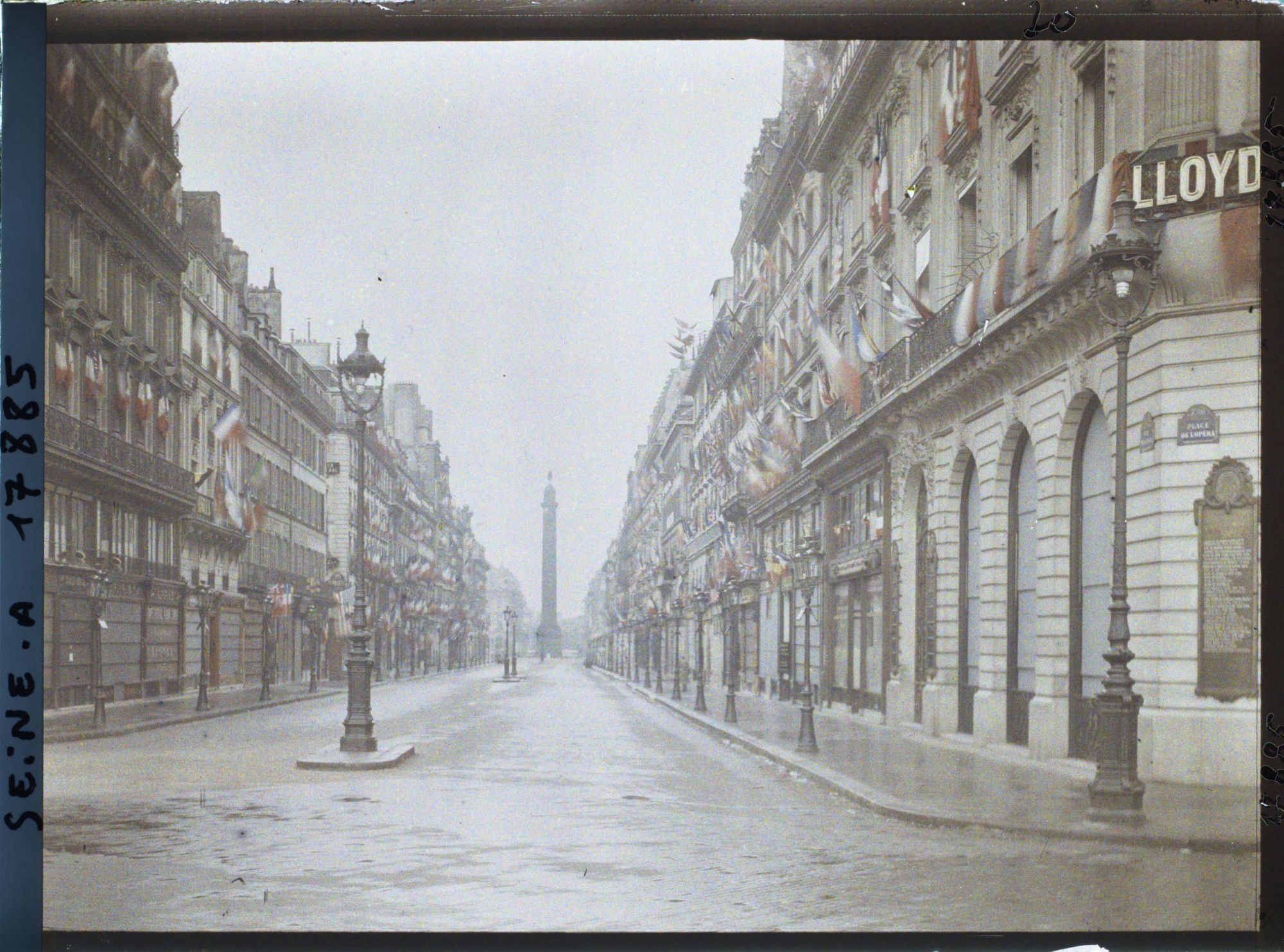 Image représentant La rue de la Paix décorée des drapeaux alliés pour les fêtes de la Victoire des 13 et 14 juillet, au loin la colonne Vendôme